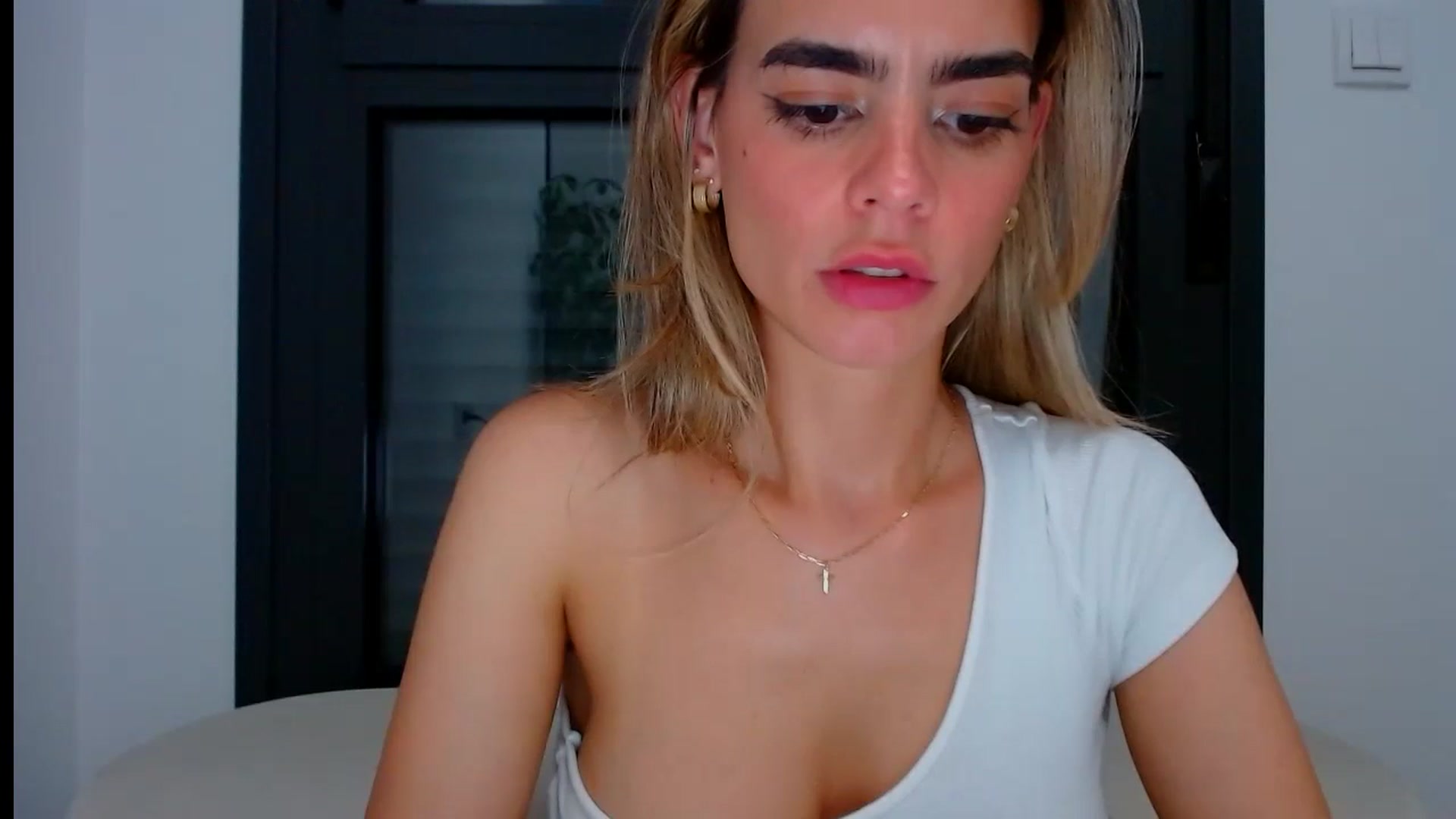 Gallery image thumbnail from fresagirl's myfreecams stream on, 07/01/2024, 21:53 image 11 of 20