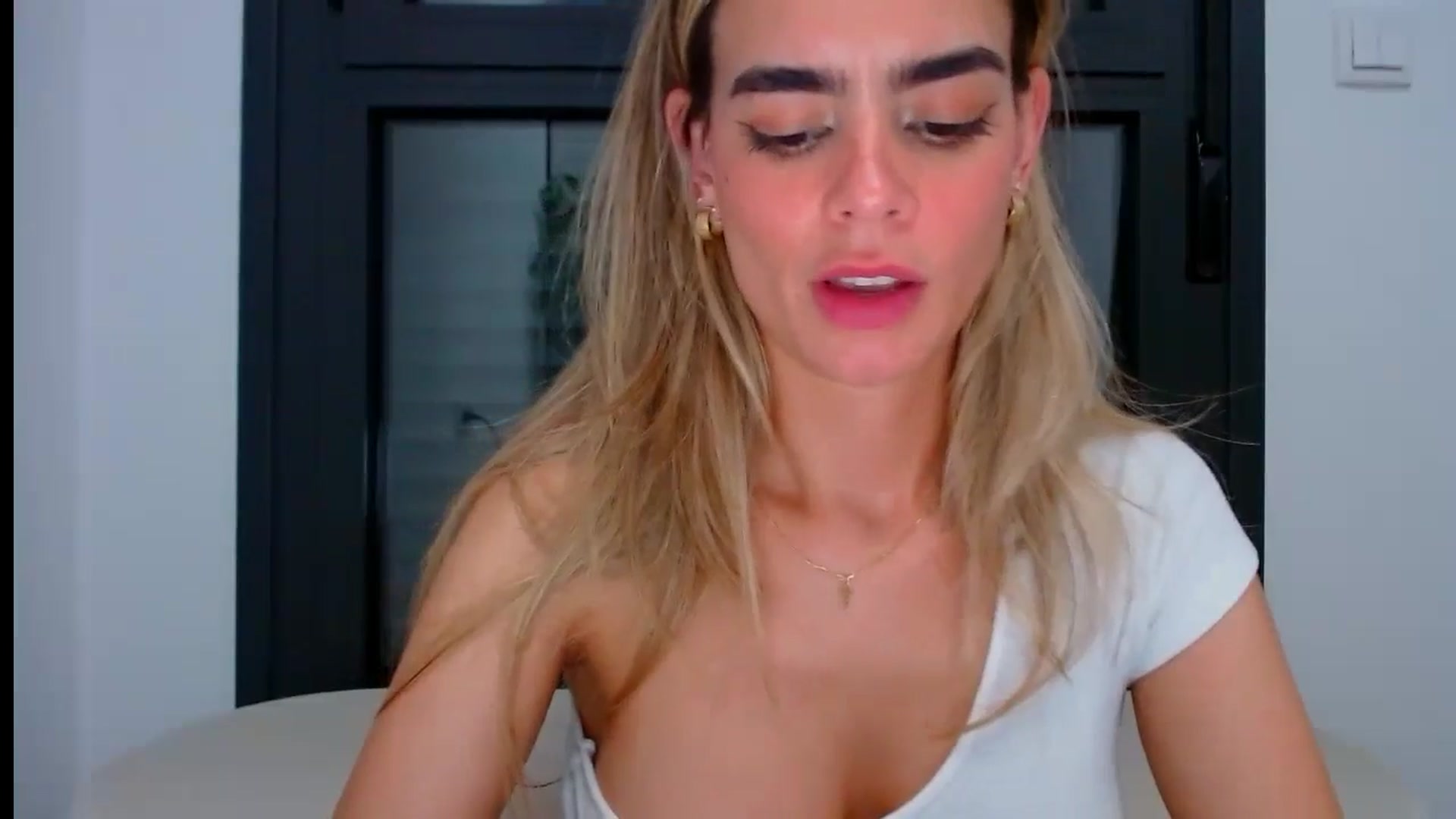 Gallery image thumbnail from fresagirl's myfreecams stream on, 07/01/2024, 21:53 image 9 of 20