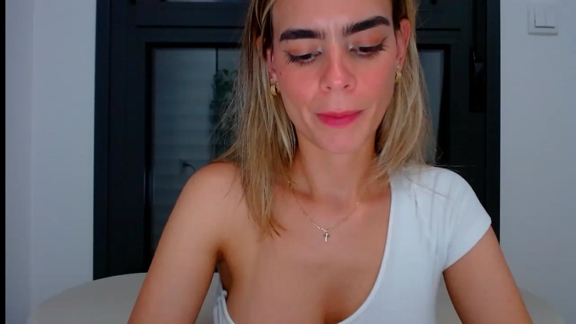 Gallery image thumbnail from fresagirl's myfreecams stream on, 07/01/2024, 21:53 image 6 of 20