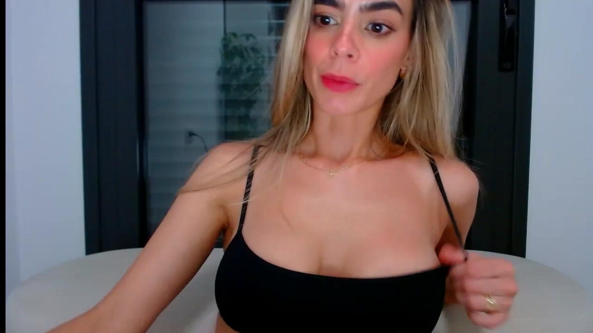 Gallery image thumbnail from fresagirl's myfreecams stream on, 07/03/2024, 24:07 image 12 of 20