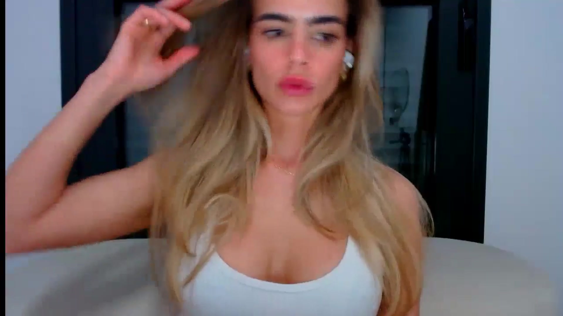 Gallery image thumbnail from fresagirl's myfreecams stream on, 07/04/2024, 23:10 image 3 of 20