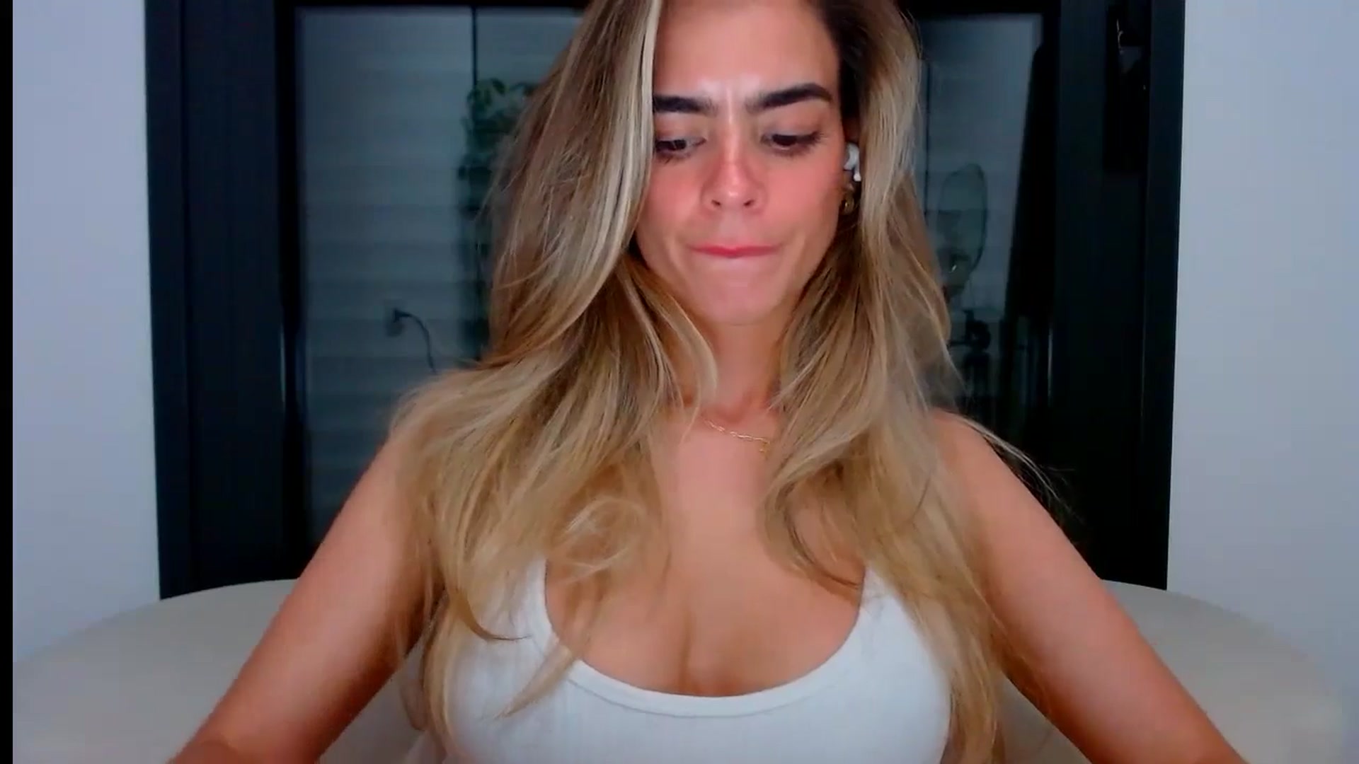 Gallery image thumbnail from fresagirl's myfreecams stream on, 07/04/2024, 23:10 image 7 of 20
