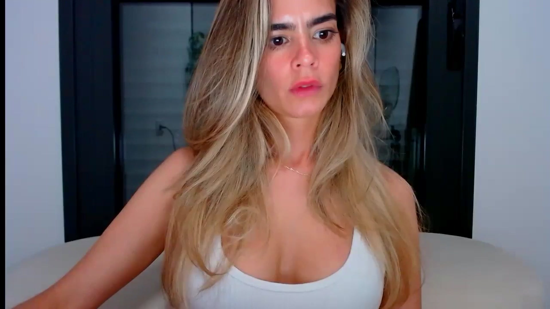 Gallery image thumbnail from fresagirl's myfreecams stream on, 07/04/2024, 23:10 image 6 of 20