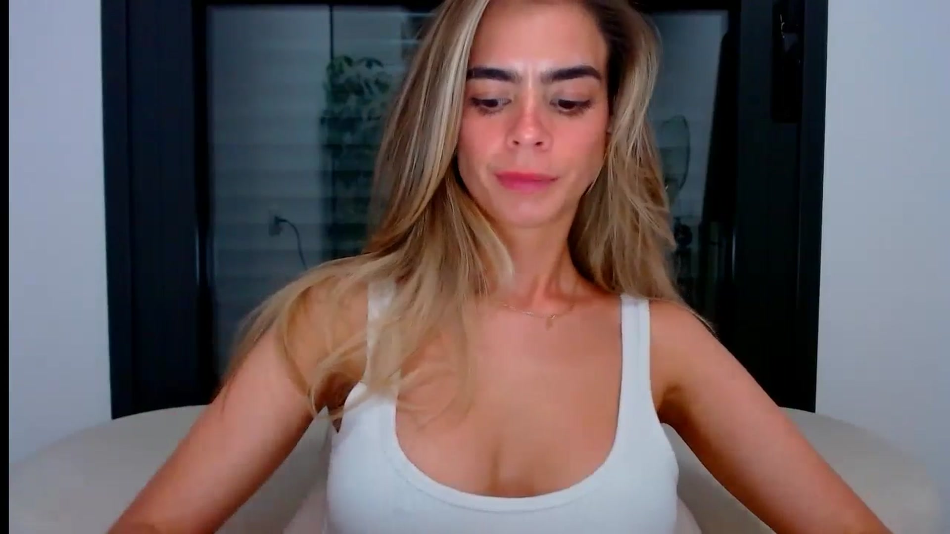 Gallery image thumbnail from fresagirl's myfreecams stream on, 07/04/2024, 23:10 image 12 of 20