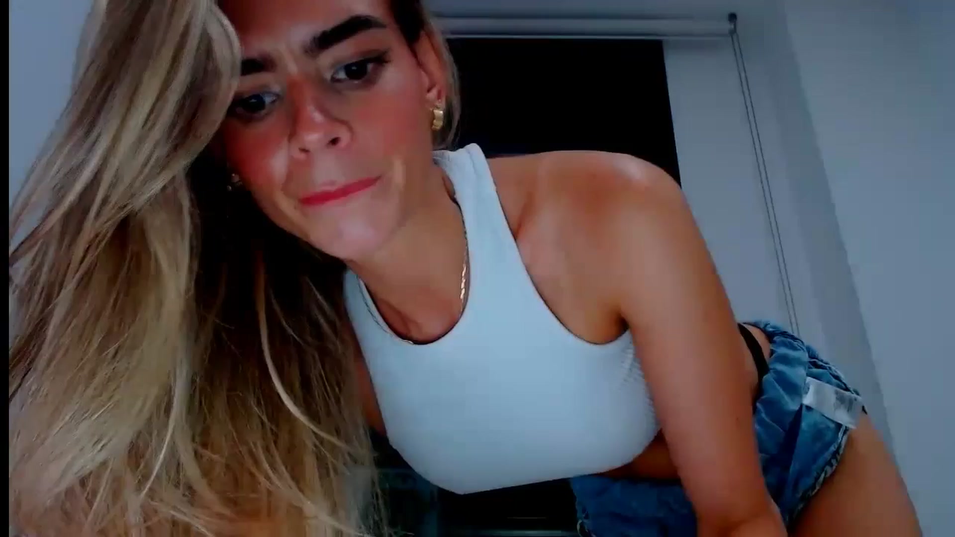 Gallery image thumbnail from fresagirl's myfreecams stream on, 07/08/2024, 21:19 image 3 of 20