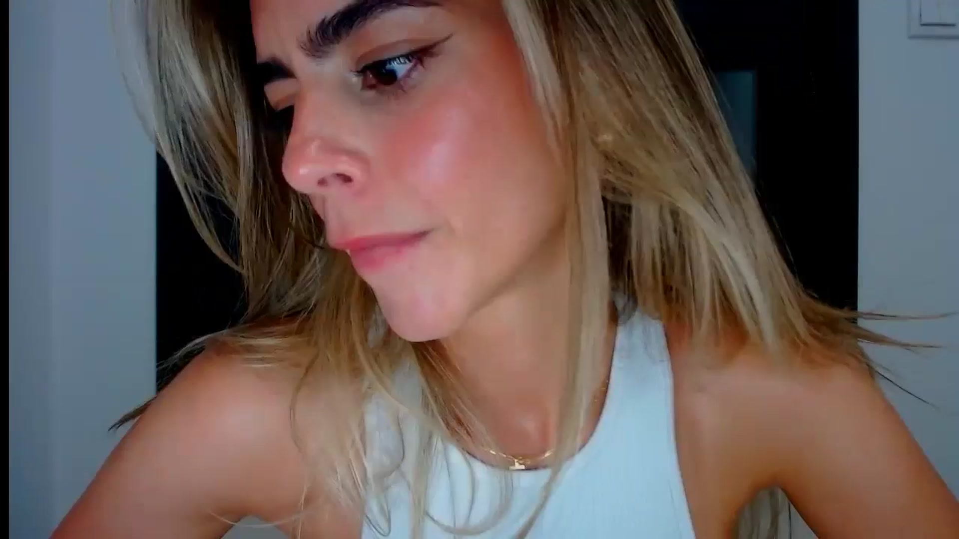 Gallery image thumbnail from fresagirl's myfreecams stream on, 07/08/2024, 21:19 image 19 of 20