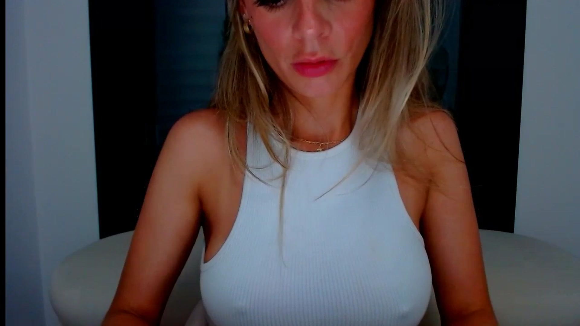Gallery image thumbnail from fresagirl's myfreecams stream on, 07/08/2024, 21:48 image 17 of 20