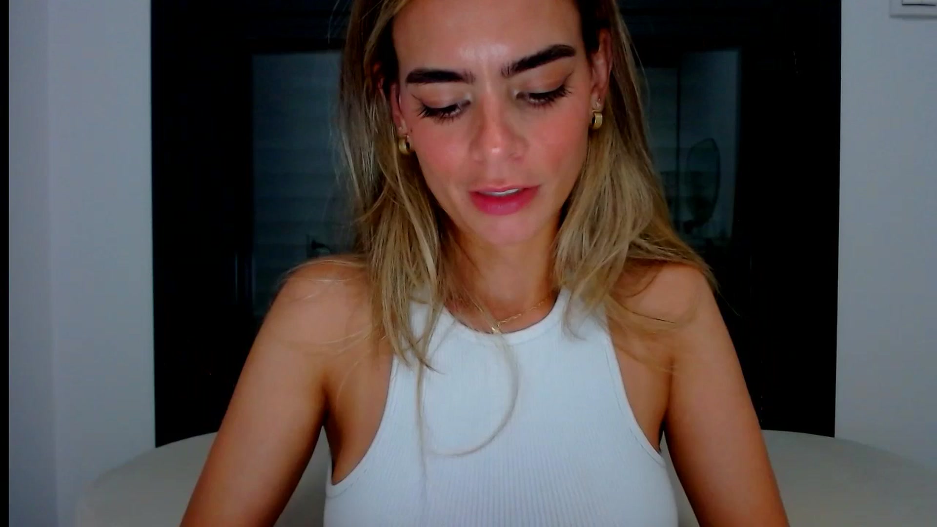 Gallery image thumbnail from fresagirl's myfreecams stream on, 07/08/2024, 21:48 image 6 of 20