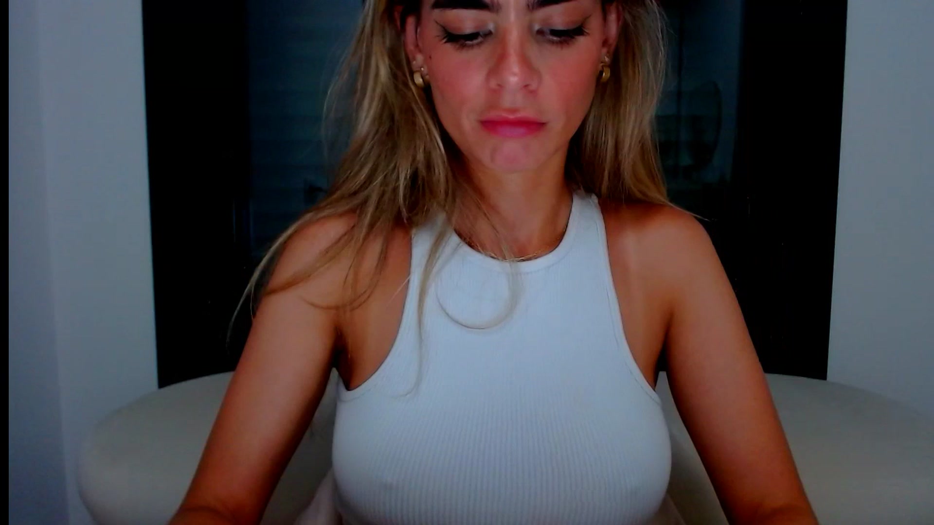 Gallery image thumbnail from fresagirl's myfreecams stream on, 07/08/2024, 21:48 image 2 of 20