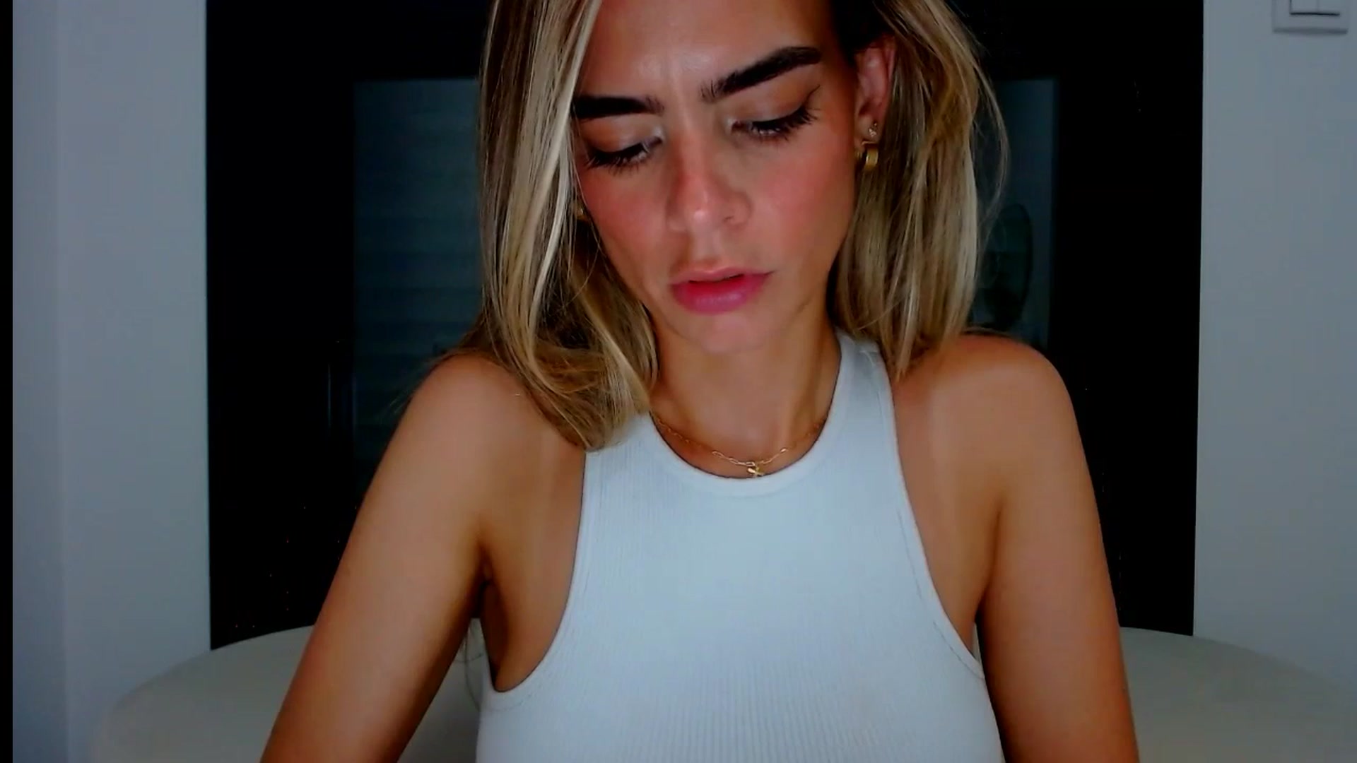 Gallery image thumbnail from fresagirl's myfreecams stream on, 07/08/2024, 22:49 image 4 of 20