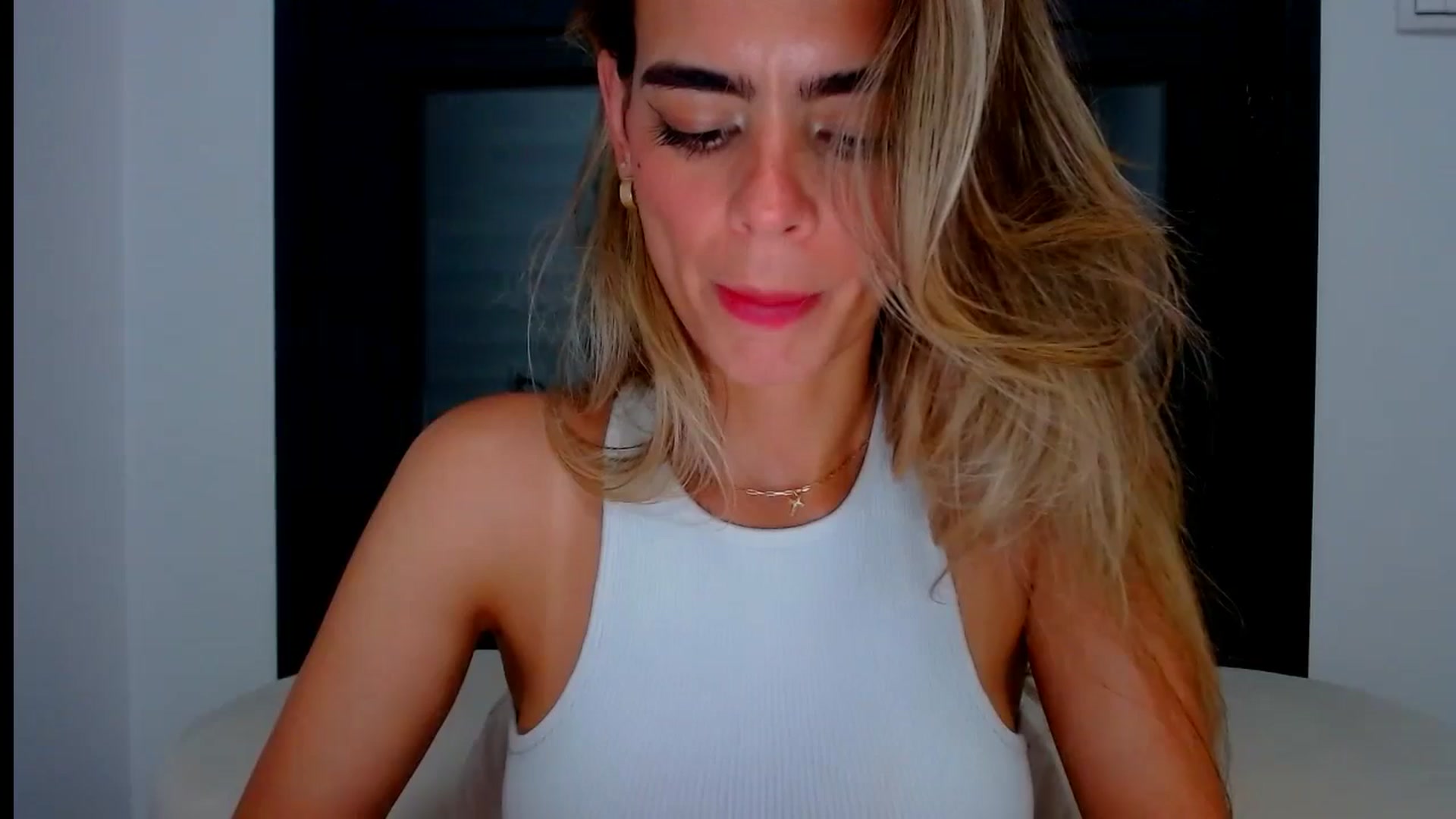 Gallery image thumbnail from fresagirl's myfreecams stream on, 07/08/2024, 22:49 image 17 of 20