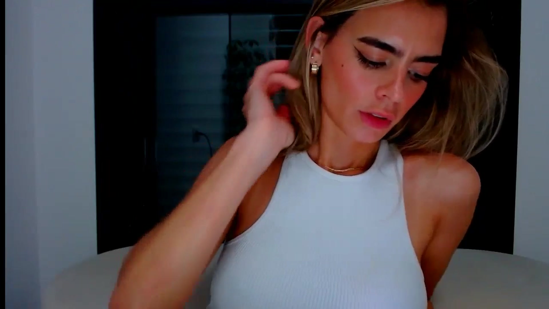 Gallery image thumbnail from fresagirl's myfreecams stream on, 07/08/2024, 22:49 image 9 of 20