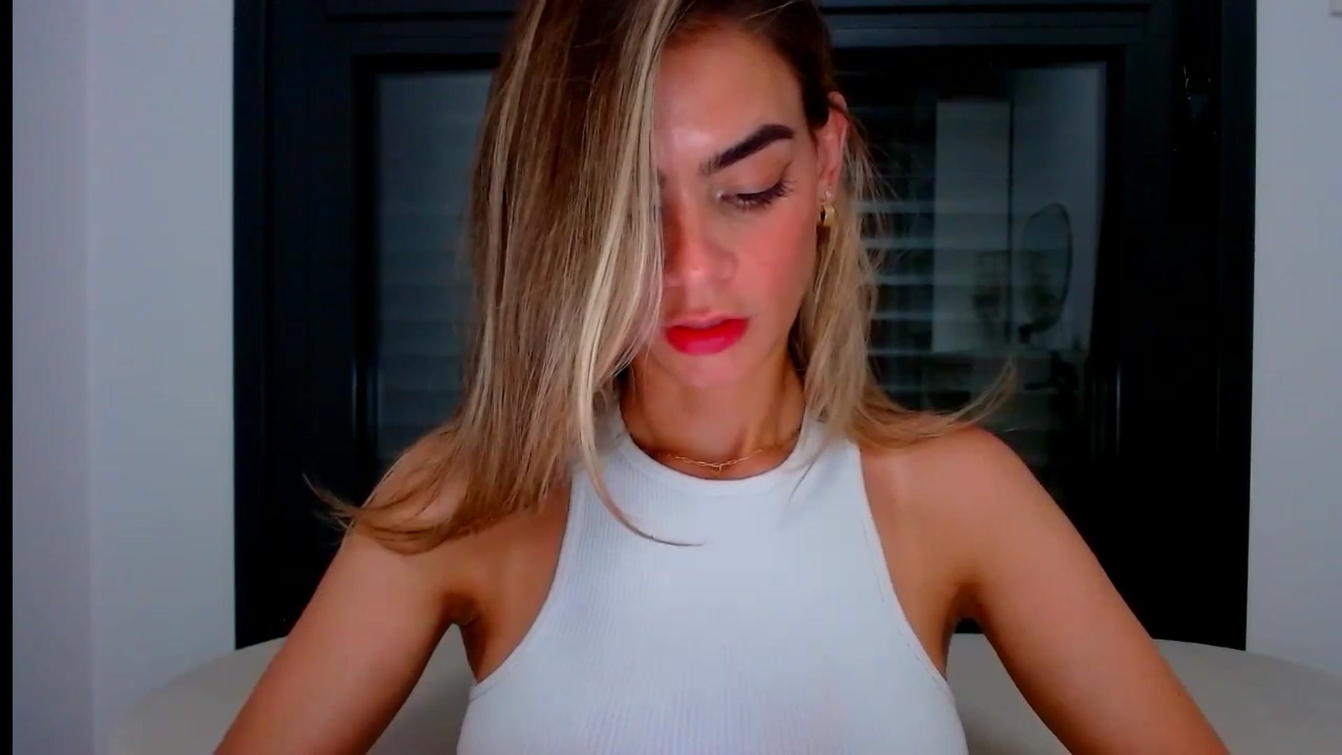 Gallery image thumbnail from fresagirl's myfreecams stream on, 07/08/2024, 22:49 image 14 of 20