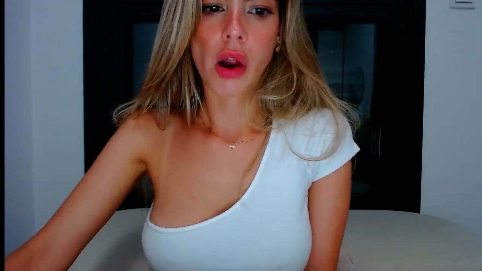 Gallery image thumbnail from fresagirl's myfreecams stream on, 07/09/2024, 23:00 image 7 of 20