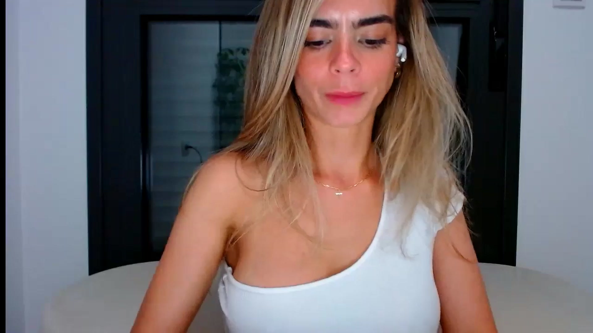 Gallery image thumbnail from fresagirl's myfreecams stream on, 07/09/2024, 23:00 image 20 of 20