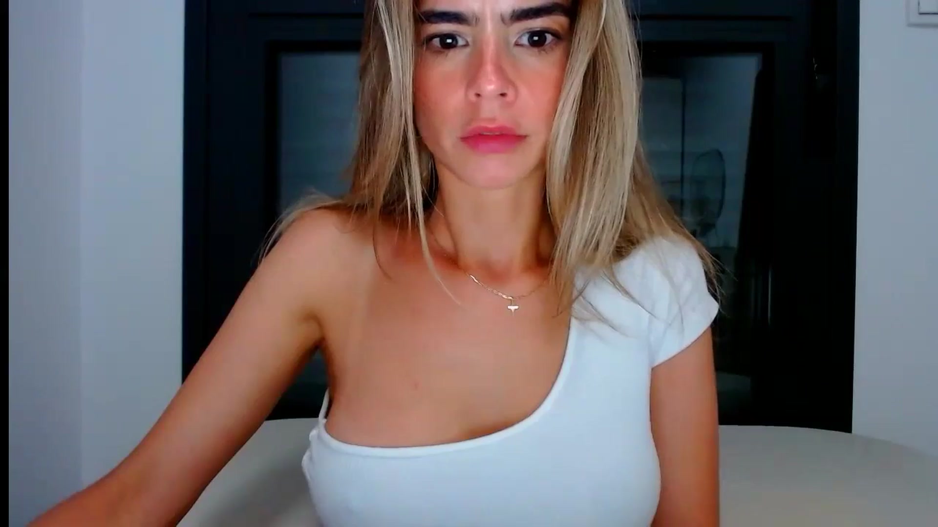 Gallery image thumbnail from fresagirl's myfreecams stream on, 07/09/2024, 23:00 image 4 of 20