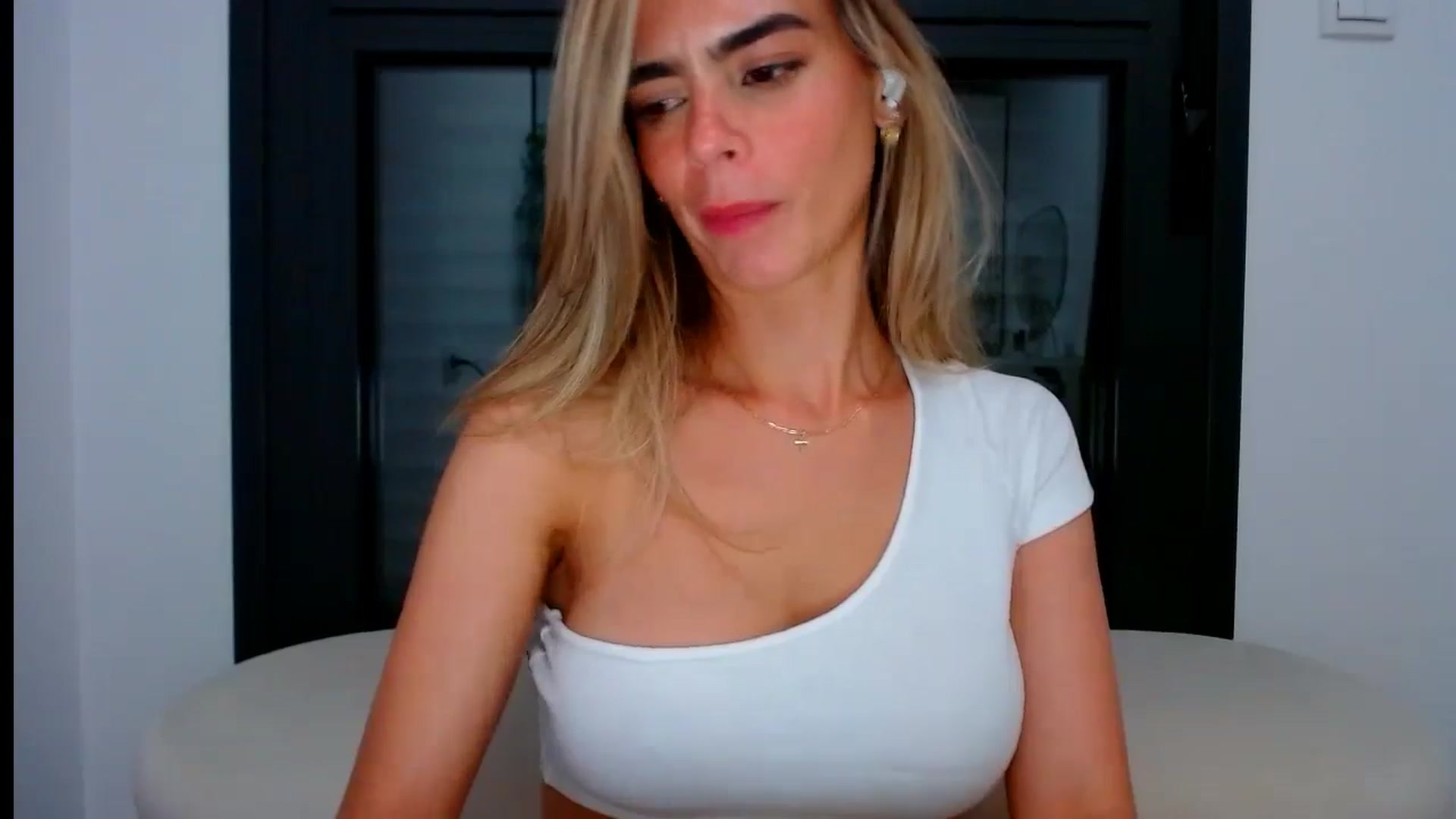 Gallery image thumbnail from fresagirl's myfreecams stream on, 07/09/2024, 23:00 image 19 of 20