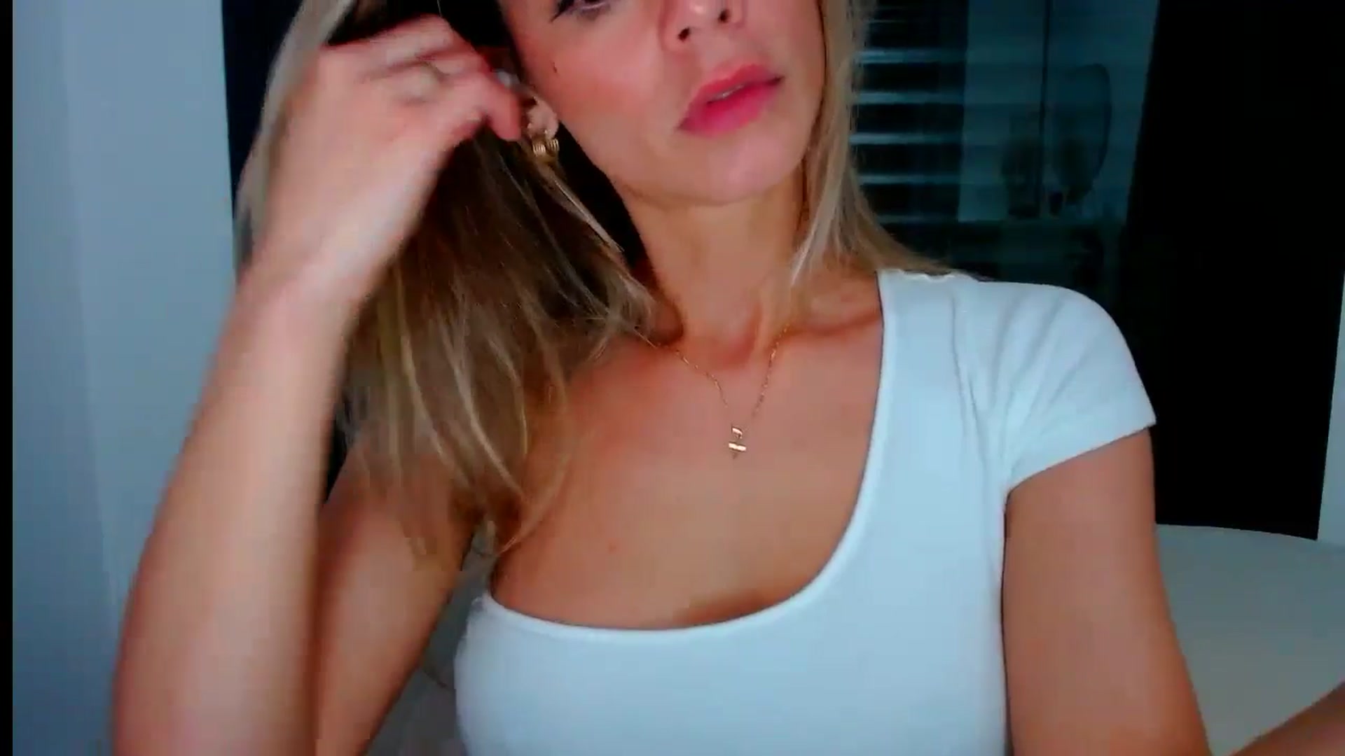 Gallery image thumbnail from fresagirl's myfreecams stream on, 07/09/2024, 23:00 image 15 of 20