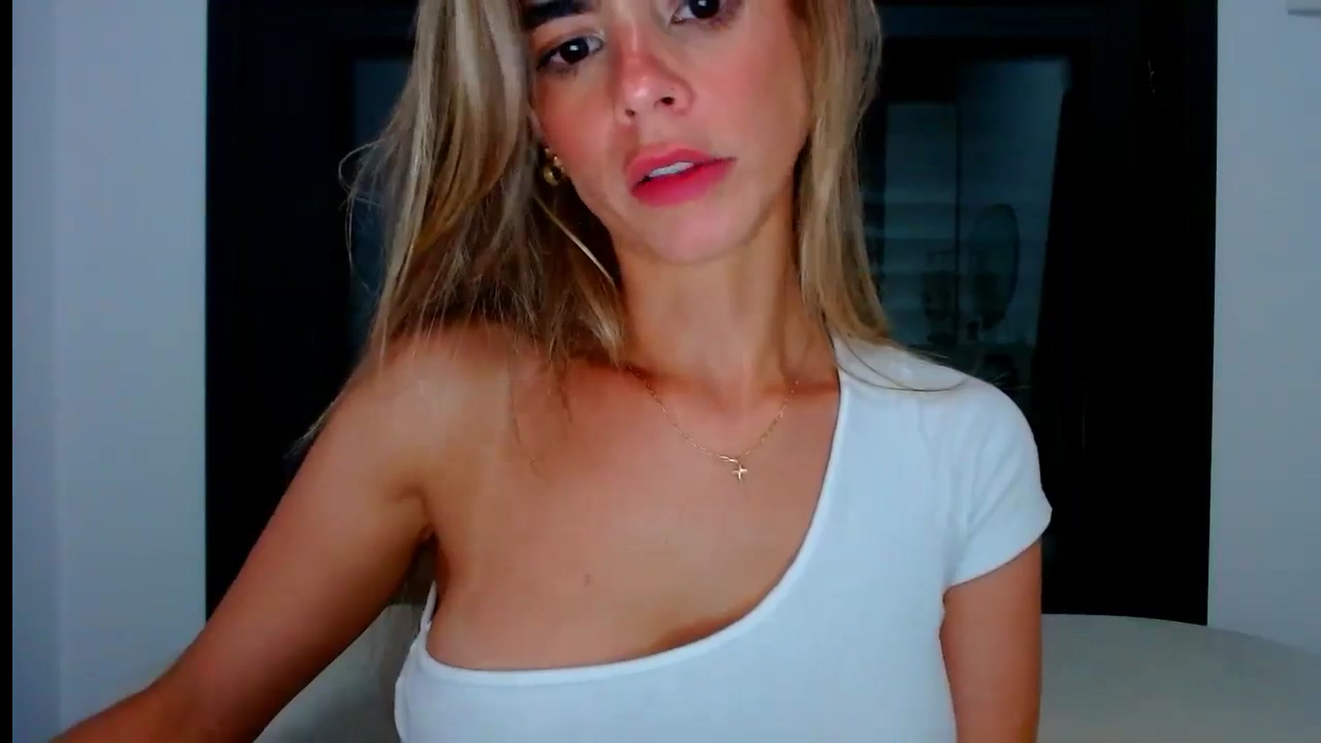 Gallery image thumbnail from fresagirl's myfreecams stream on, 07/09/2024, 23:00 image 3 of 20
