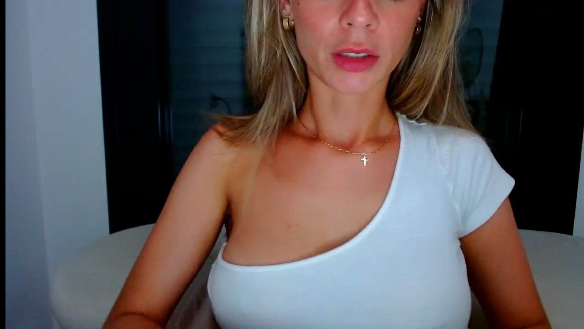 Gallery image thumbnail from fresagirl's myfreecams stream on, 07/09/2024, 23:00 image 14 of 20
