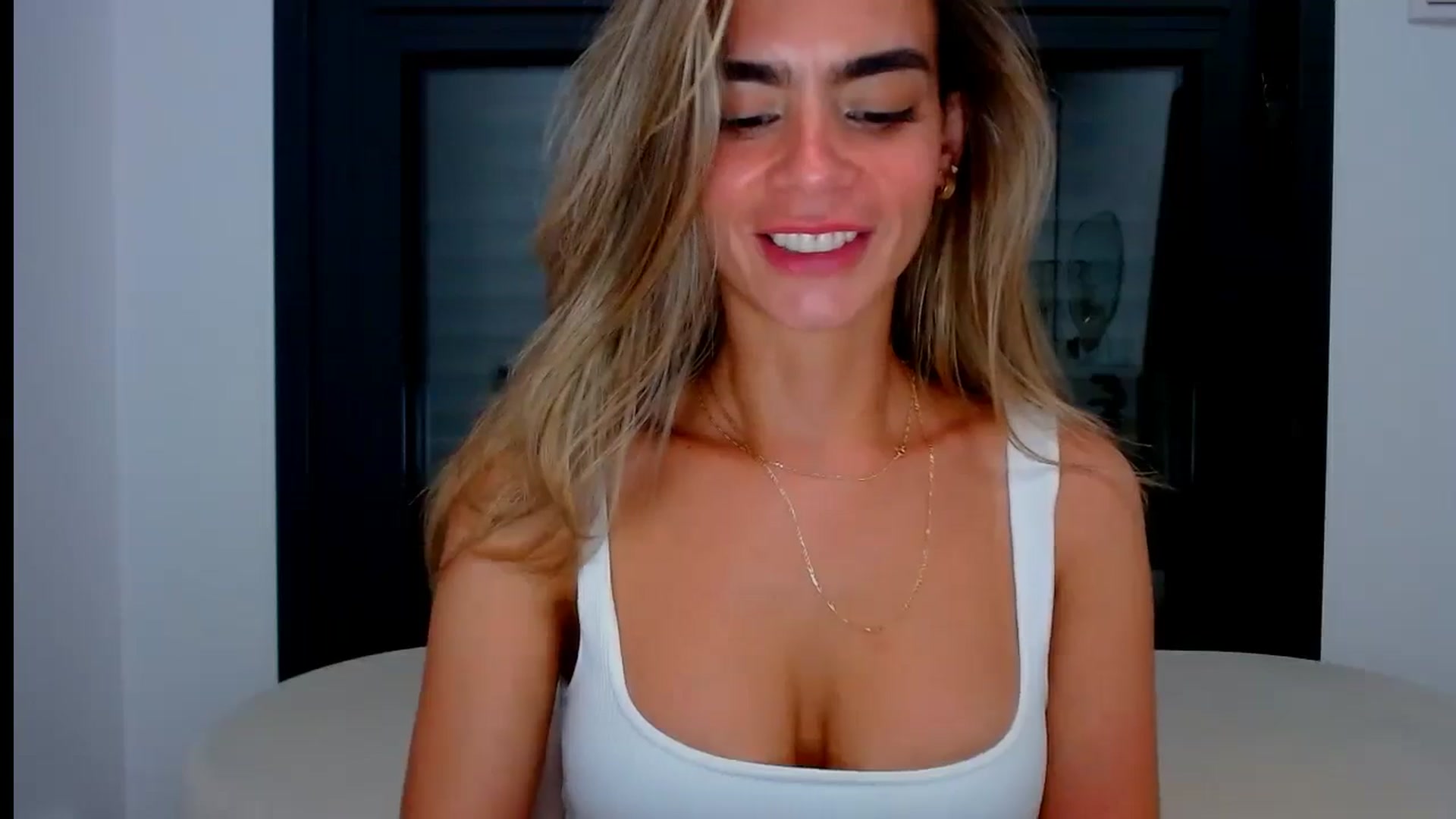 Gallery image thumbnail from fresagirl's myfreecams stream on, 07/23/2024, 01:19 image 6 of 20