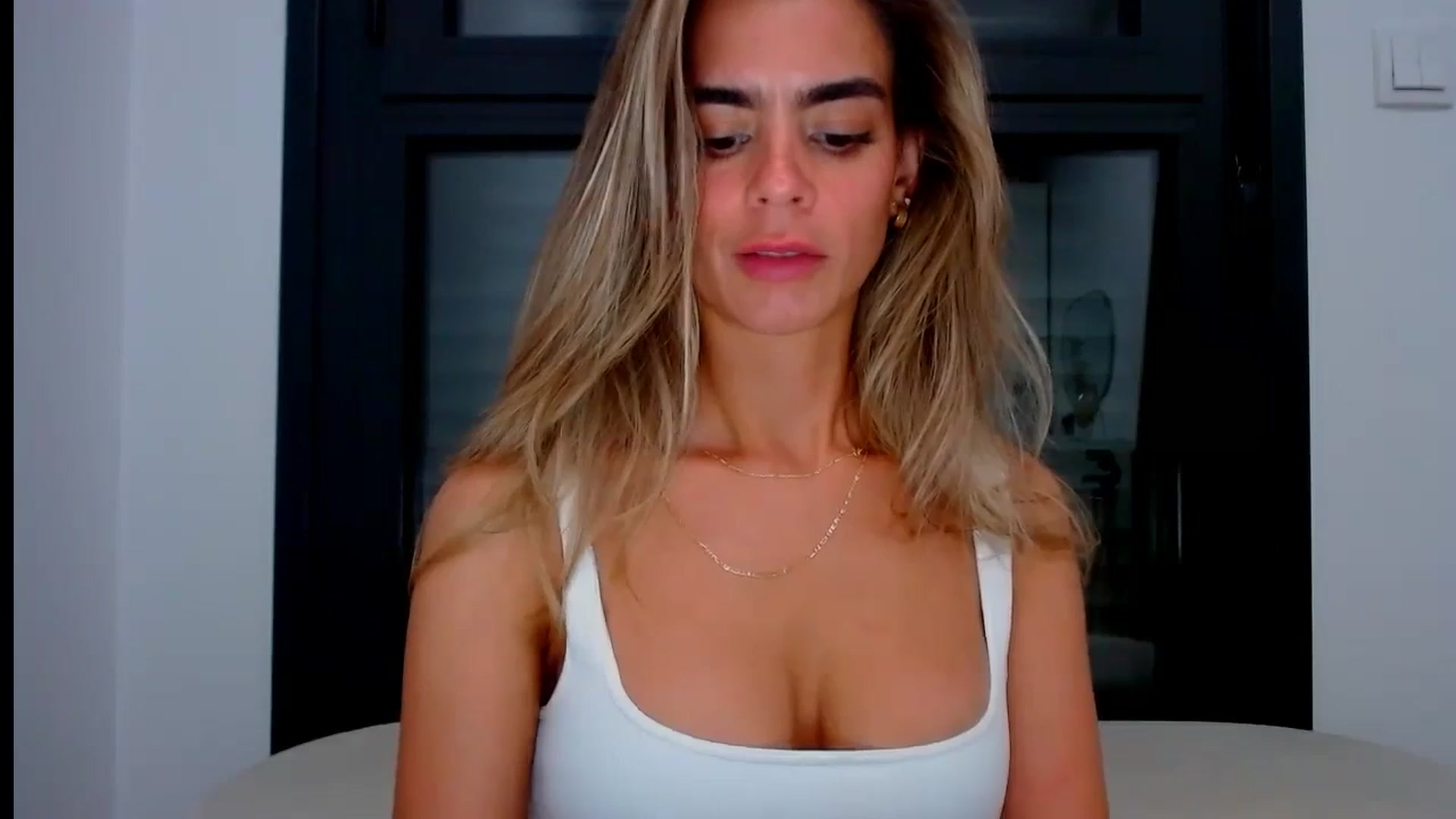 Gallery image thumbnail from fresagirl's myfreecams stream on, 07/23/2024, 01:19 image 14 of 20