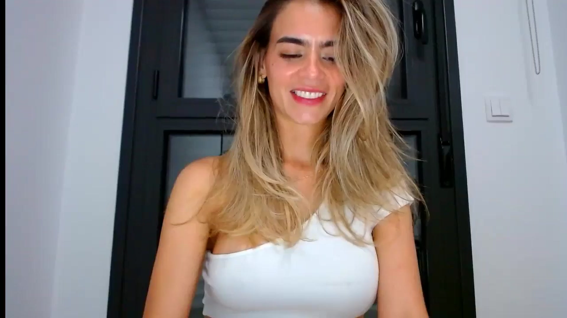 Gallery image thumbnail from fresagirl's myfreecams stream on, 07/25/2024, 21:28 image 7 of 20
