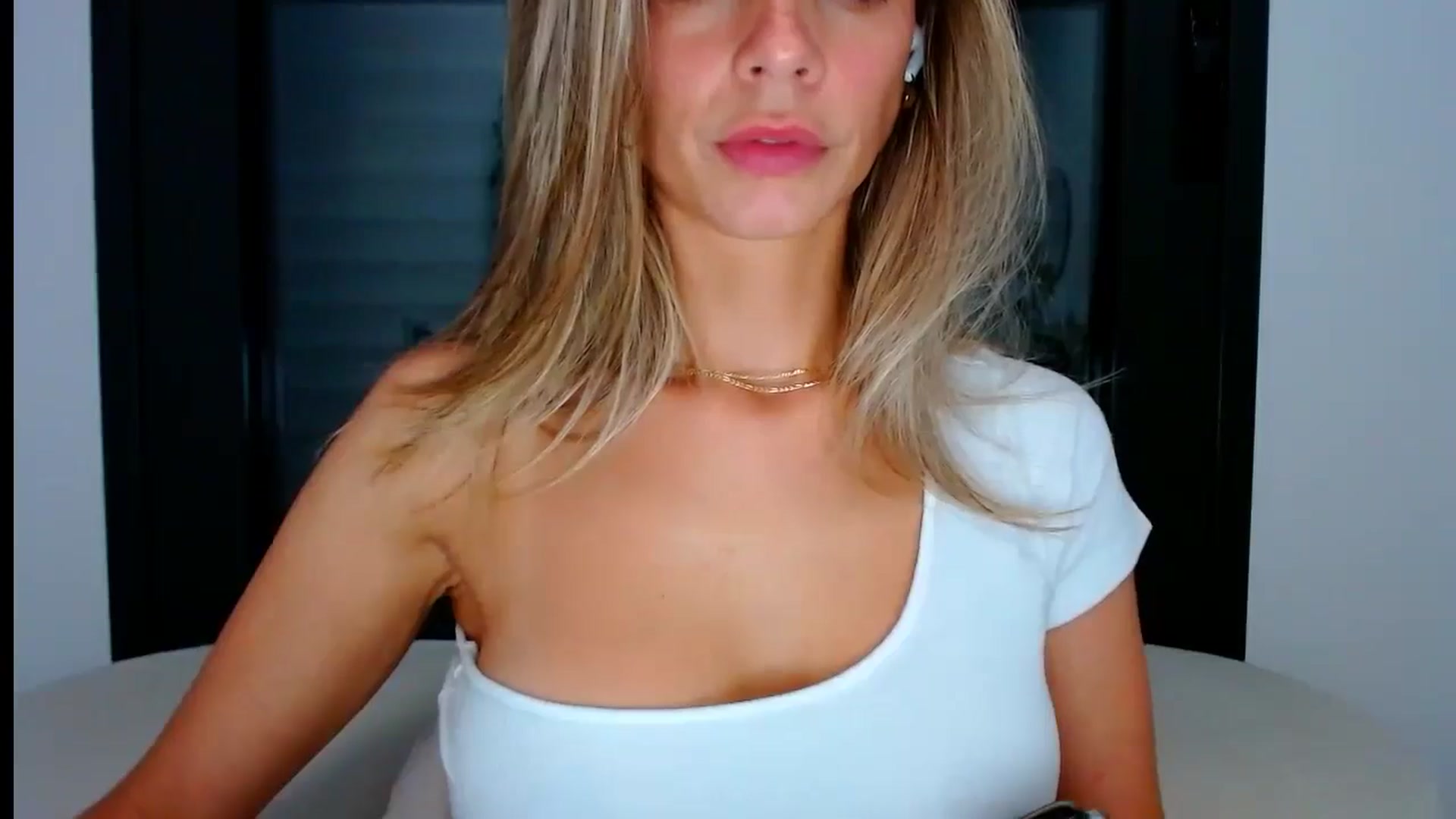 Gallery image thumbnail from fresagirl's myfreecams stream on, 07/25/2024, 23:45 image 18 of 20