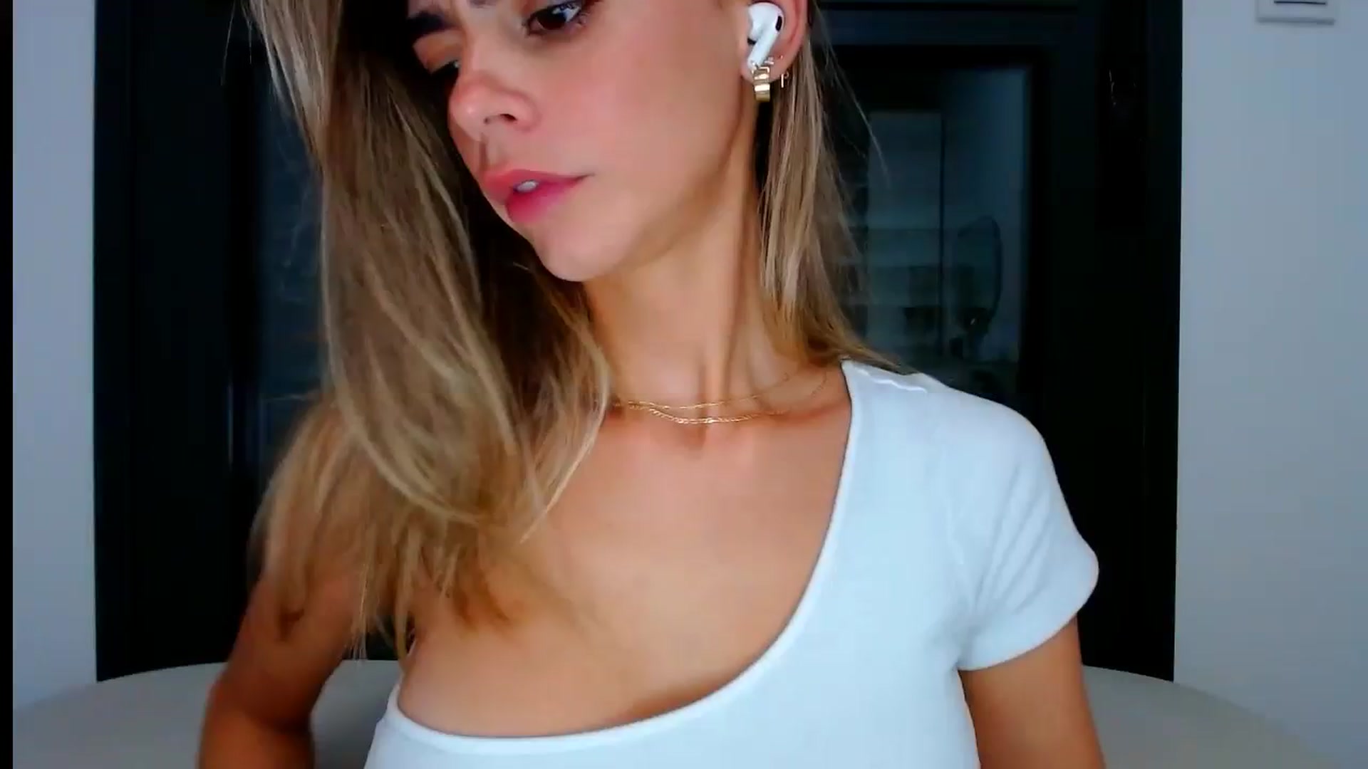 Gallery image thumbnail from fresagirl's myfreecams stream on, 07/25/2024, 23:45 image 16 of 20