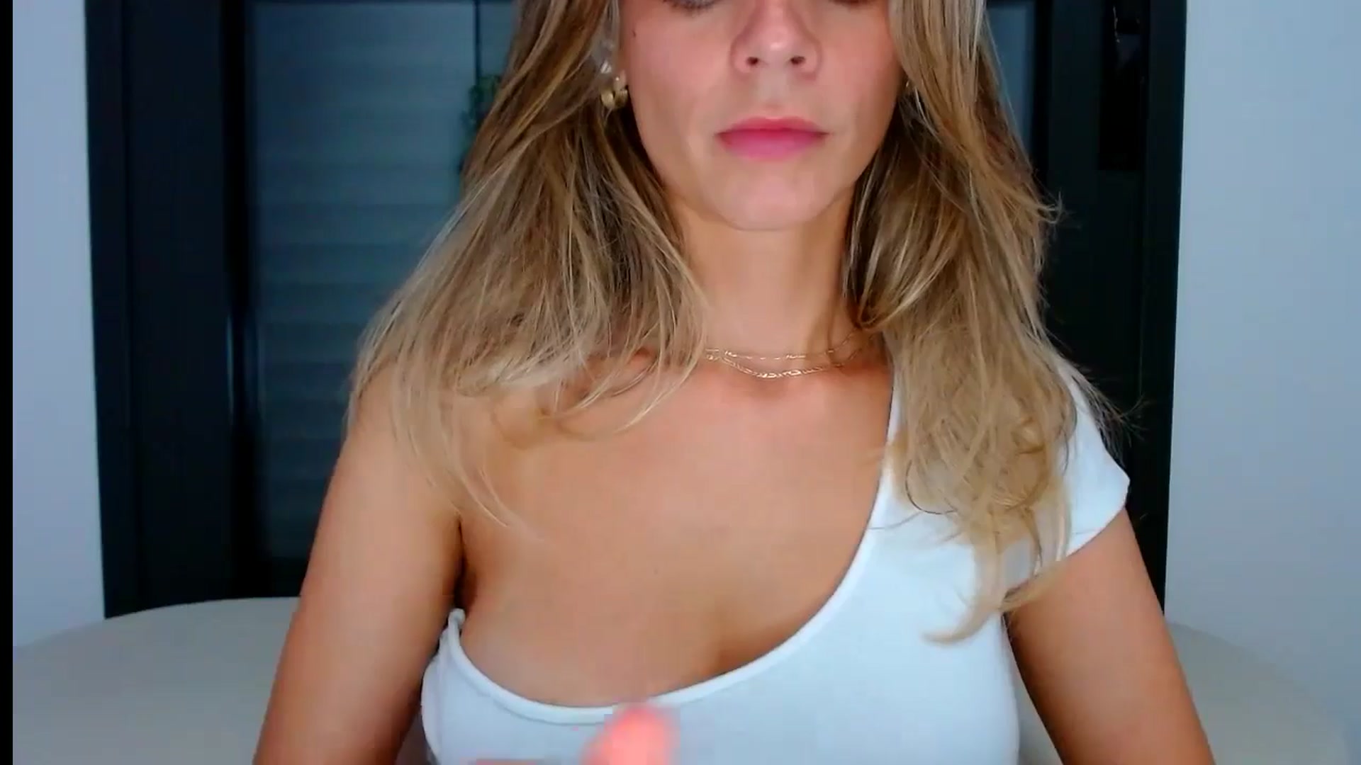 Gallery image thumbnail from fresagirl's myfreecams stream on, 07/25/2024, 23:45 image 17 of 20