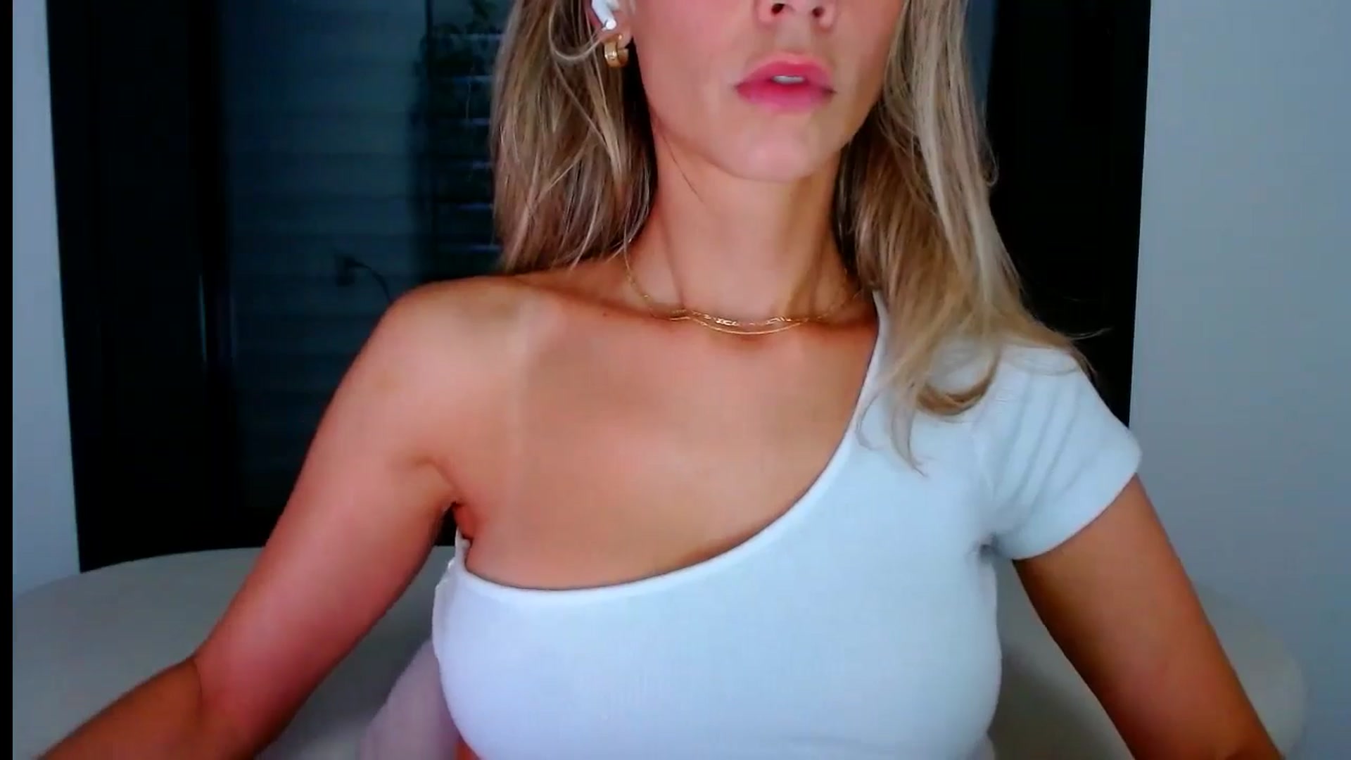 Gallery image thumbnail from fresagirl's myfreecams stream on, 07/25/2024, 23:45 image 13 of 20