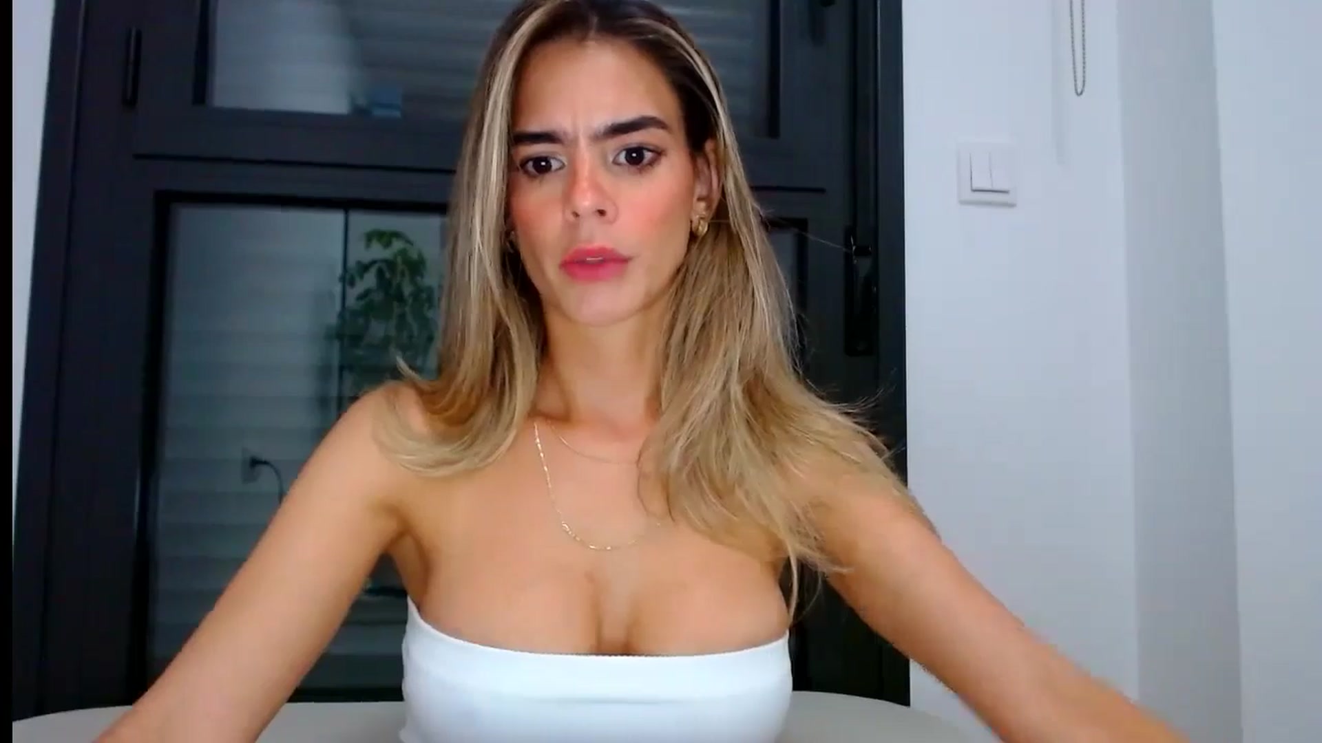 Gallery image thumbnail from fresagirl's myfreecams stream on, 08/01/2024, 20:28 image 16 of 20