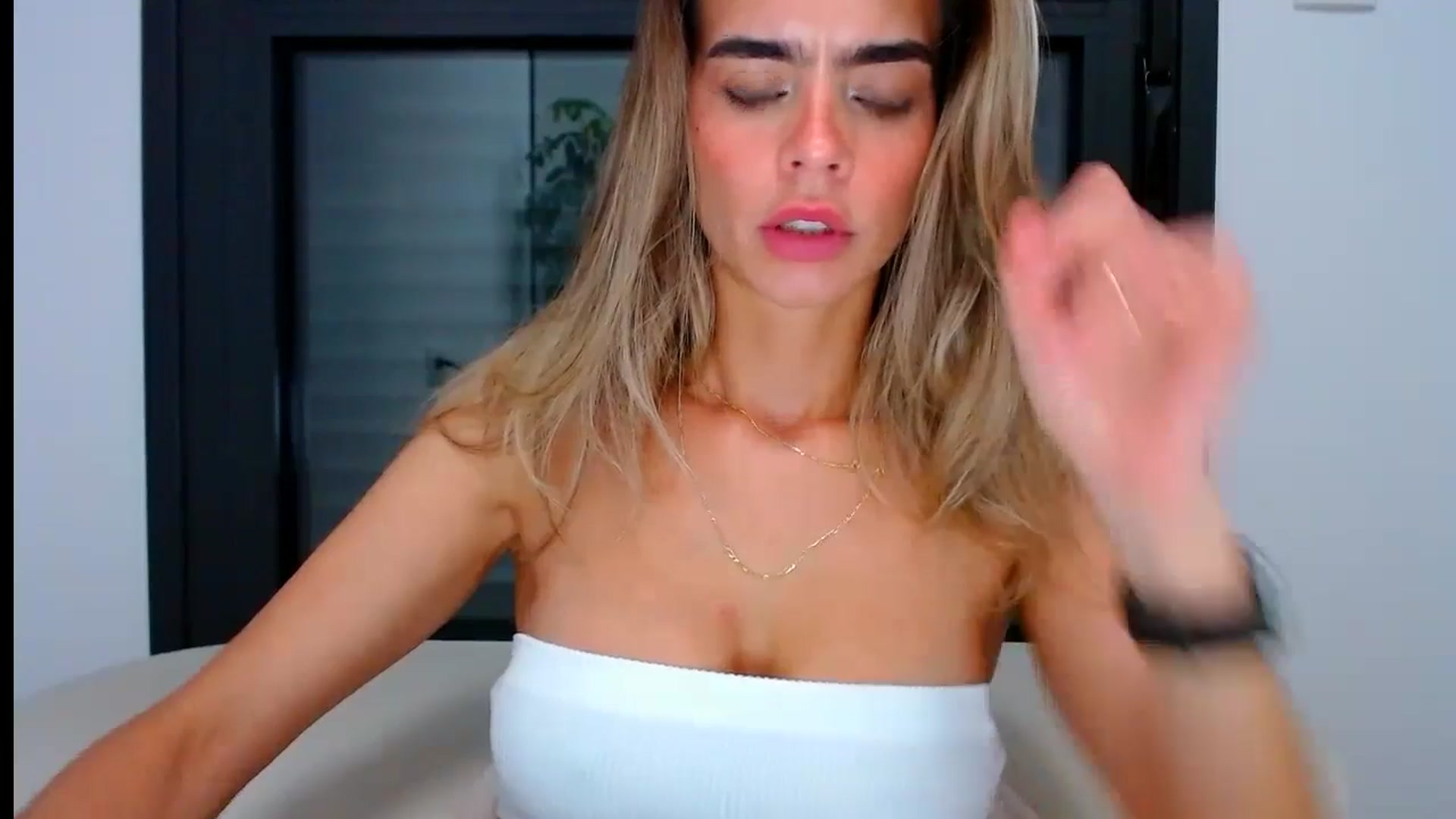 Gallery image thumbnail from fresagirl's myfreecams stream on, 08/01/2024, 21:30 image 7 of 20