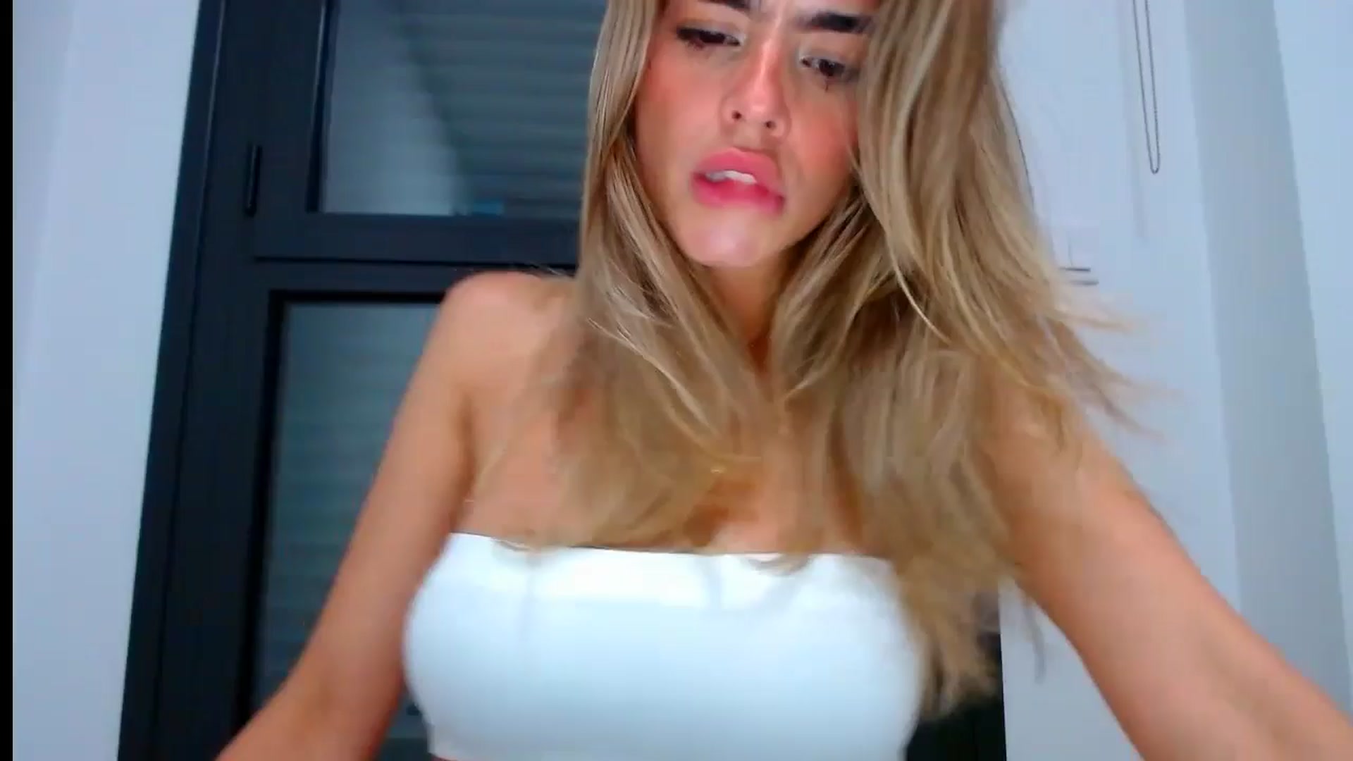 Gallery image thumbnail from fresagirl's myfreecams stream on, 08/01/2024, 21:30 image 16 of 20