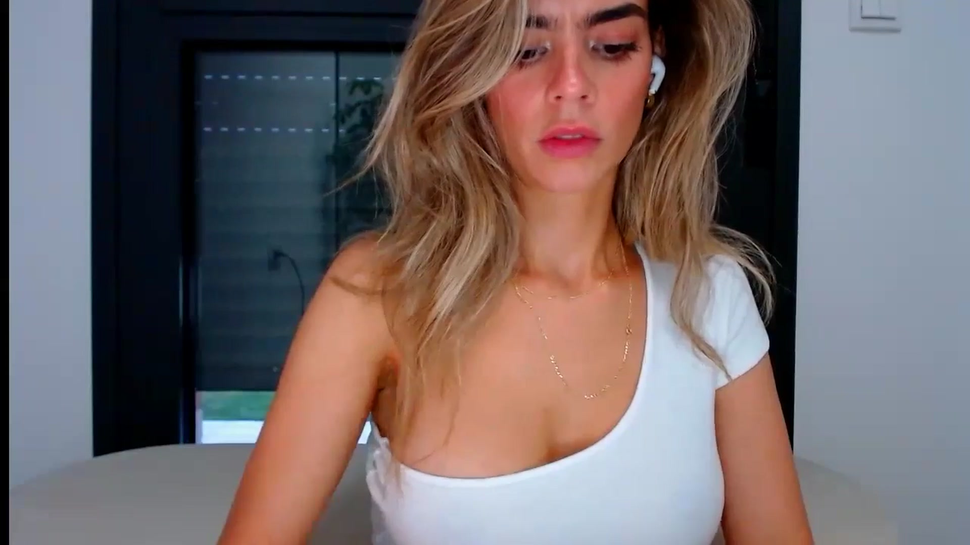 Gallery image thumbnail from fresagirl's myfreecams stream on, 08/05/2024, 19:41 image 16 of 20