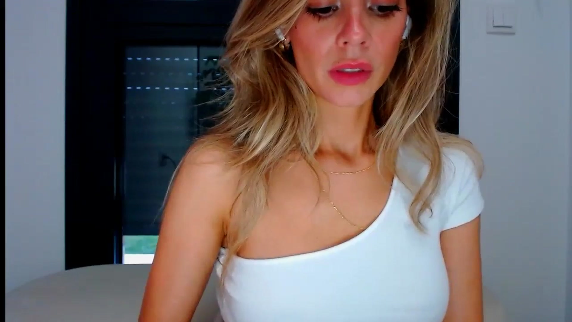 Gallery image thumbnail from fresagirl's myfreecams stream on, 08/05/2024, 19:41 image 13 of 20