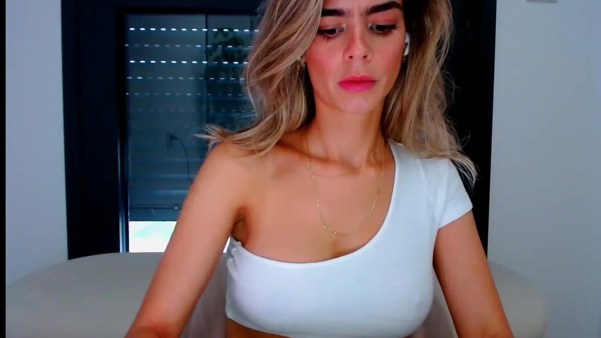 Gallery image thumbnail from fresagirl's myfreecams stream on, 08/05/2024, 19:41 image 5 of 20