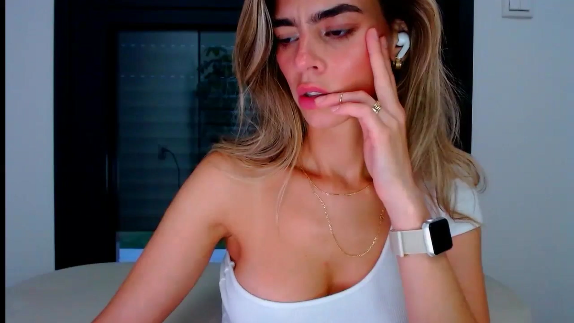 Gallery image thumbnail from fresagirl's myfreecams stream on, 08/05/2024, 19:41 image 19 of 20
