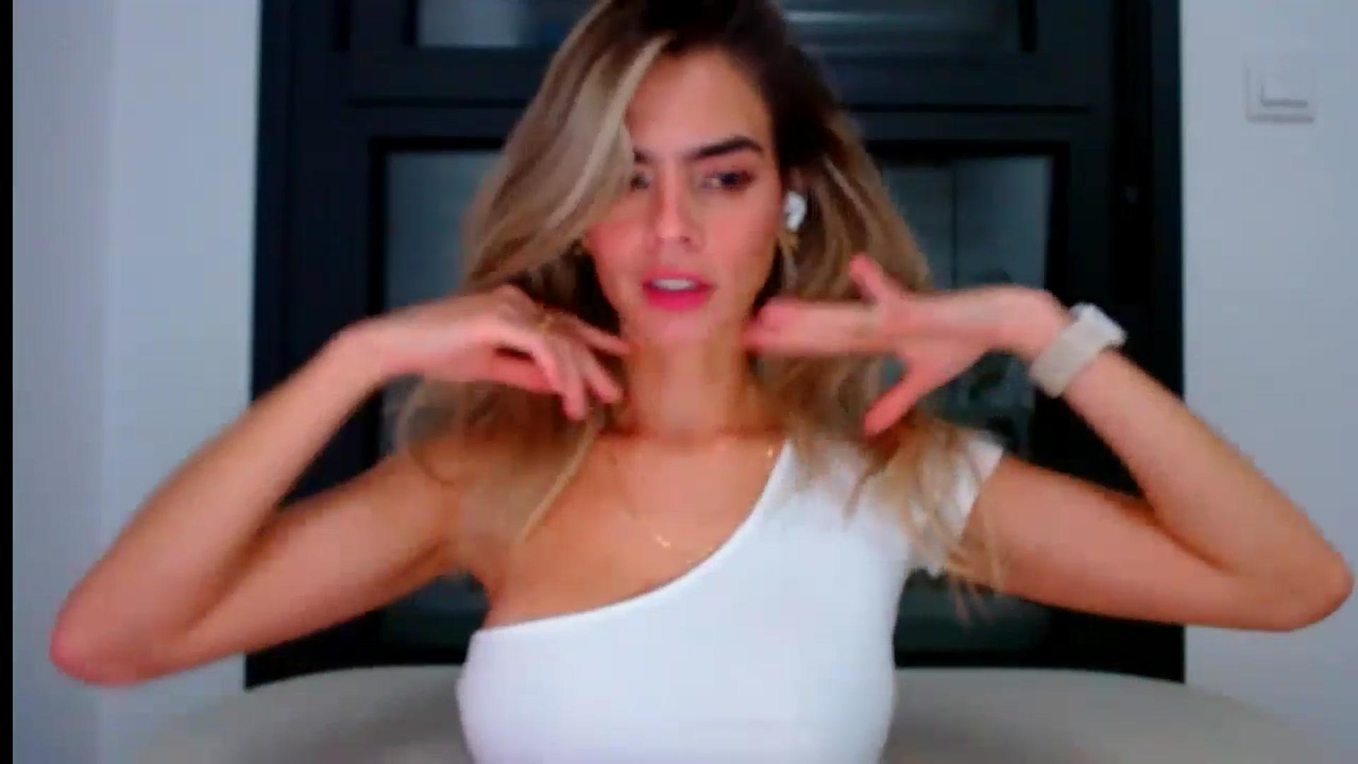 Gallery image thumbnail from fresagirl's myfreecams stream on, 08/05/2024, 20:44 image 2 of 20