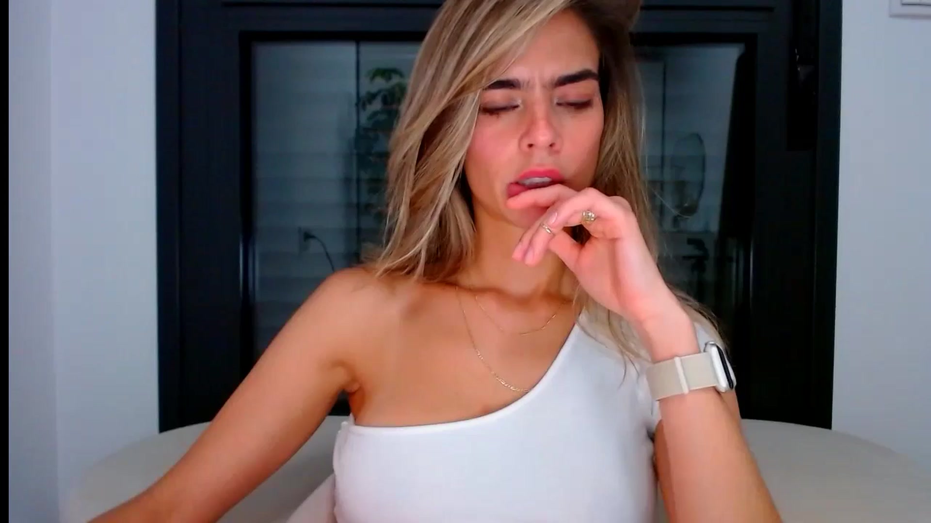 Gallery image thumbnail from fresagirl's myfreecams stream on, 08/05/2024, 20:44 image 13 of 20