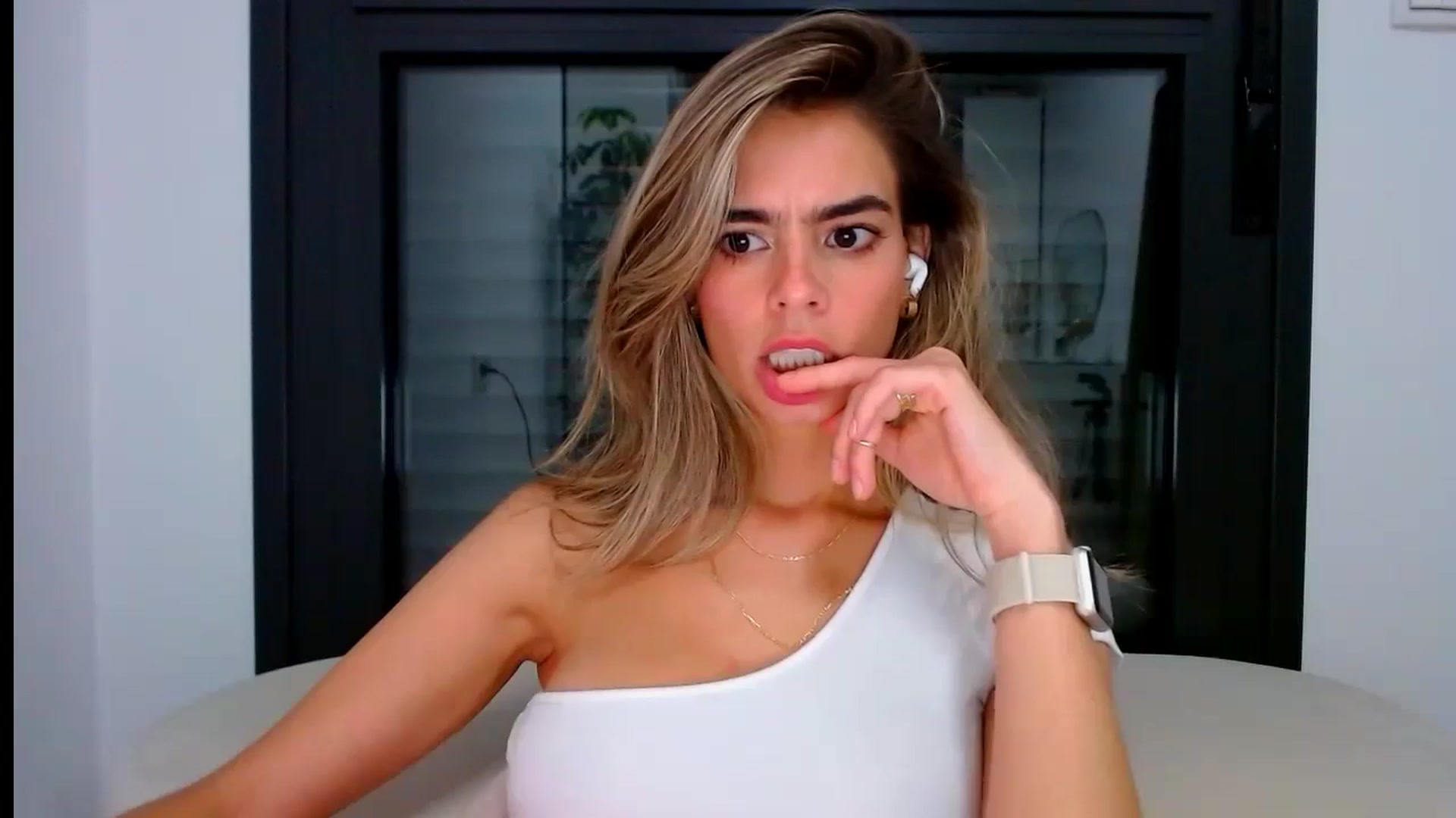Gallery image thumbnail from fresagirl's myfreecams stream on, 08/05/2024, 20:44 image 19 of 20