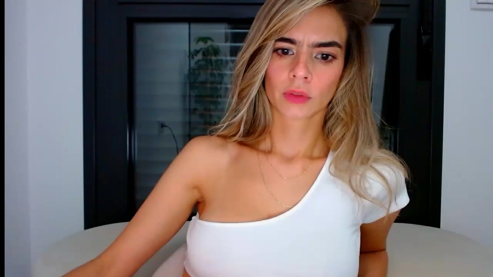Gallery image thumbnail from fresagirl's myfreecams stream on, 08/05/2024, 20:44 image 12 of 20
