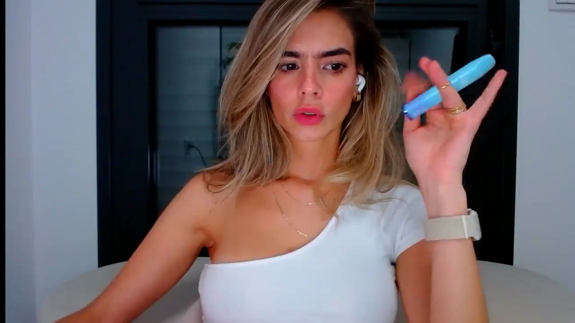 Gallery image thumbnail from fresagirl's myfreecams stream on, 08/05/2024, 20:44 image 16 of 20