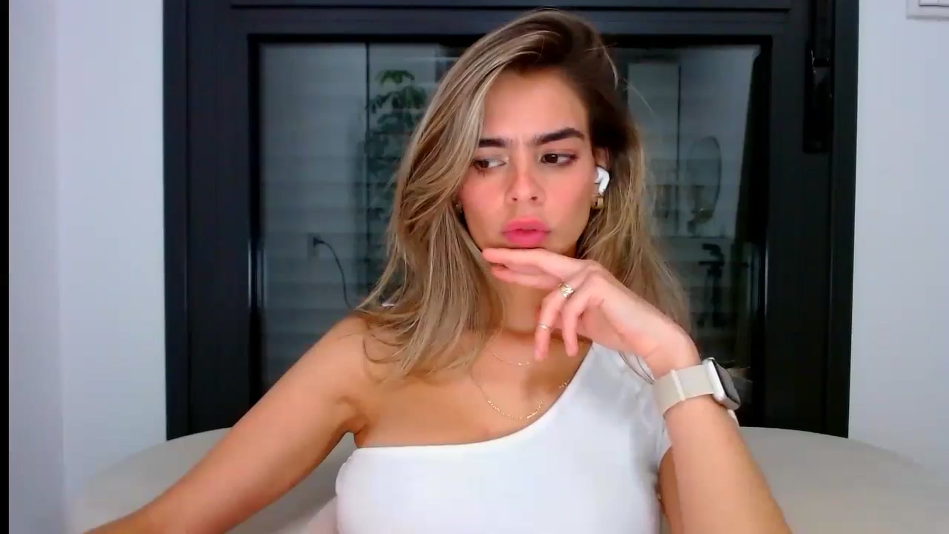 Gallery image thumbnail from fresagirl's myfreecams stream on, 08/05/2024, 20:44 image 20 of 20