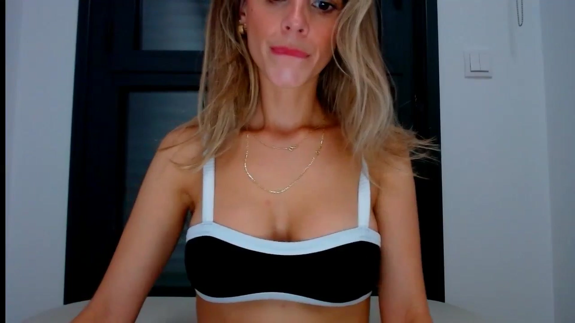 Gallery image thumbnail from fresagirl's myfreecams stream on, 08/06/2024, 21:30 image 10 of 20