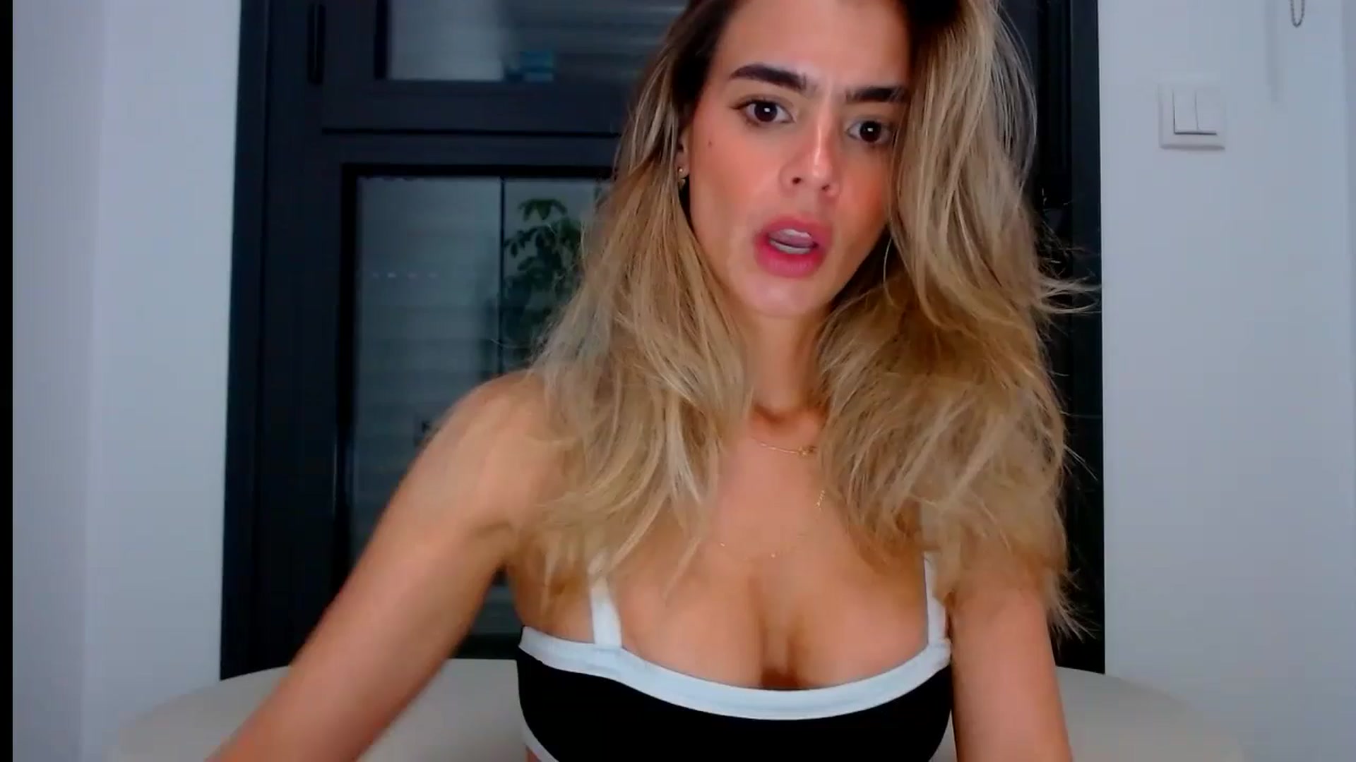 Gallery image thumbnail from fresagirl's myfreecams stream on, 08/06/2024, 21:30 image 3 of 20