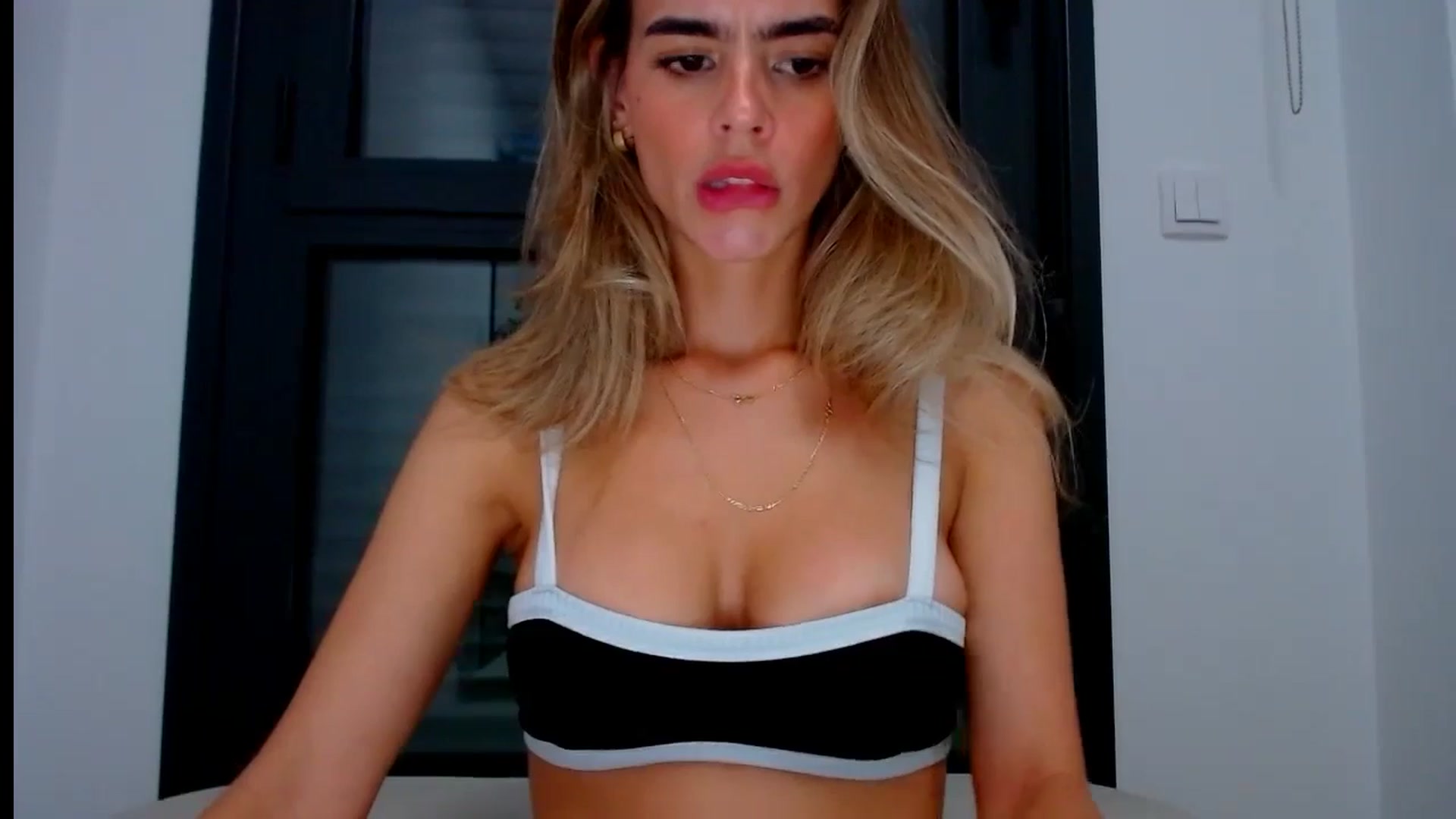 Gallery image thumbnail from fresagirl's myfreecams stream on, 08/06/2024, 21:30 image 6 of 20