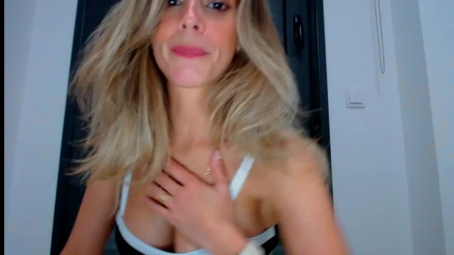 Gallery image thumbnail from fresagirl's myfreecams stream on, 08/06/2024, 21:30 image 4 of 20