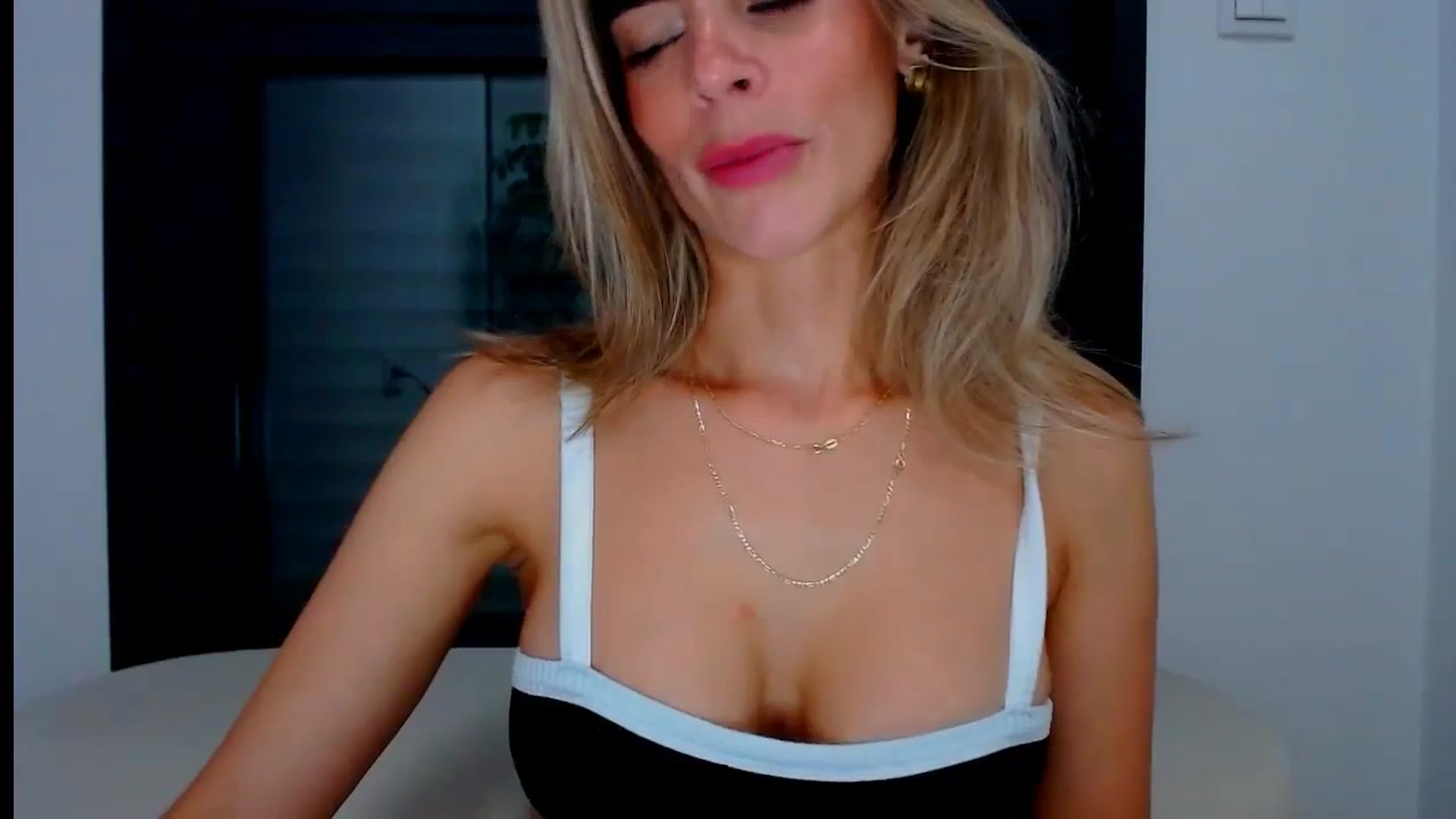 Gallery image thumbnail from fresagirl's myfreecams stream on, 08/06/2024, 21:30 image 11 of 20