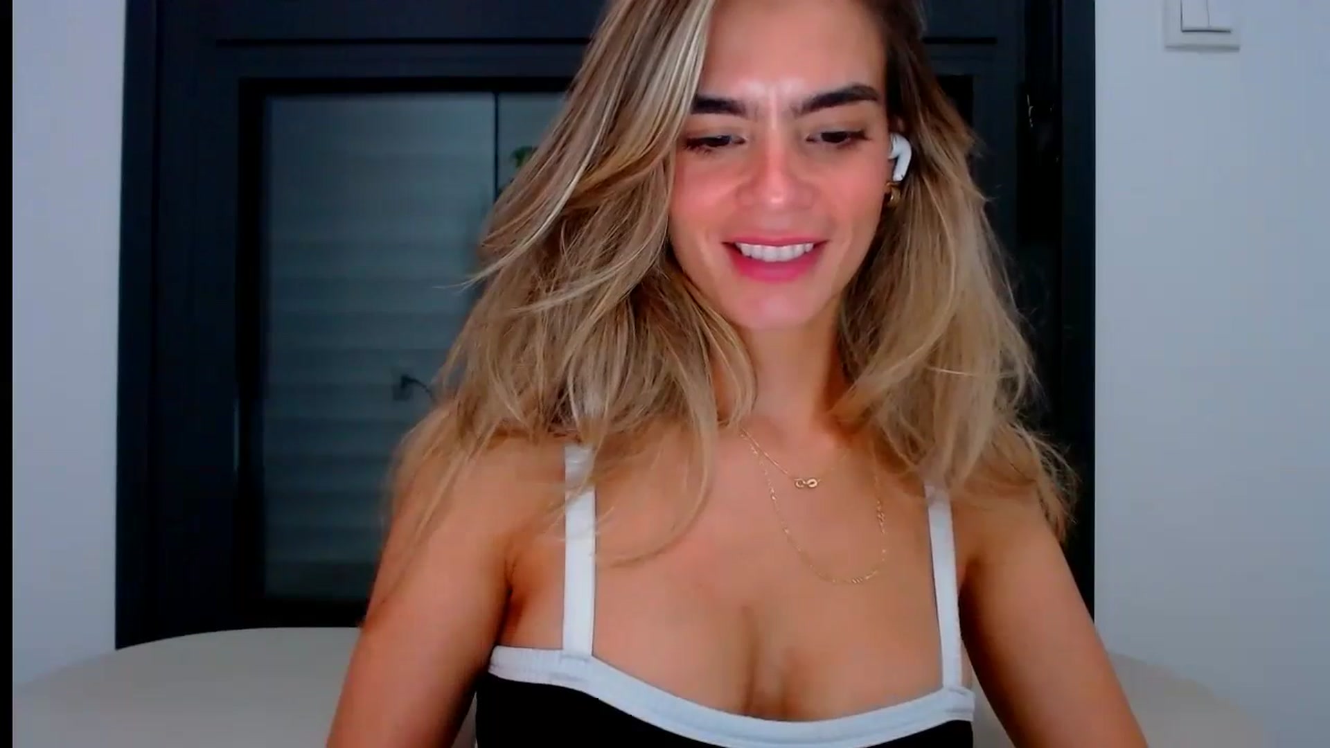 Gallery image thumbnail from fresagirl's myfreecams stream on, 08/07/2024, 24:25 image 18 of 20